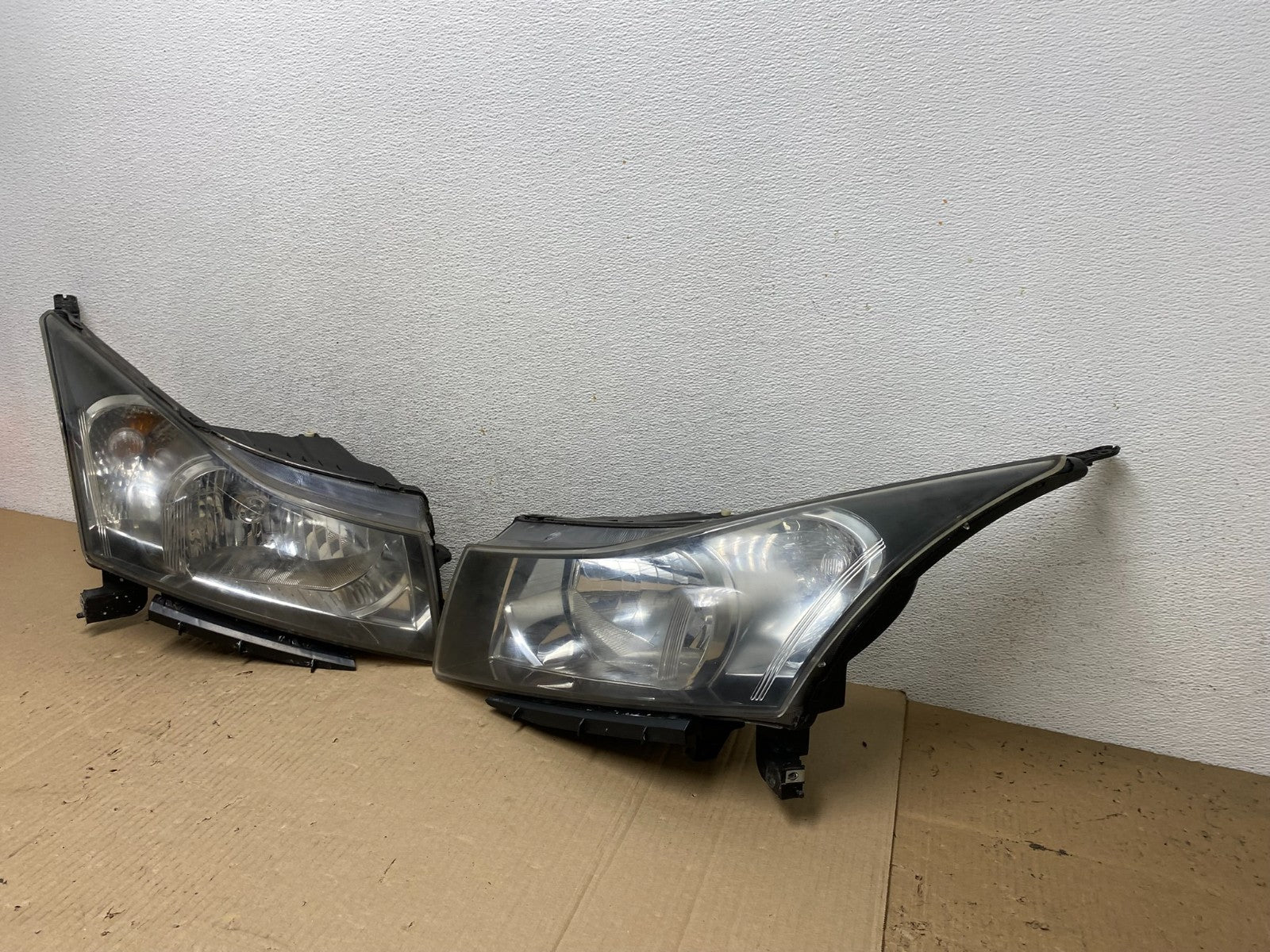 2011 to 2015 Chevrolet Cruze Halogen Left+Right Set Headlights AF5861 DW1