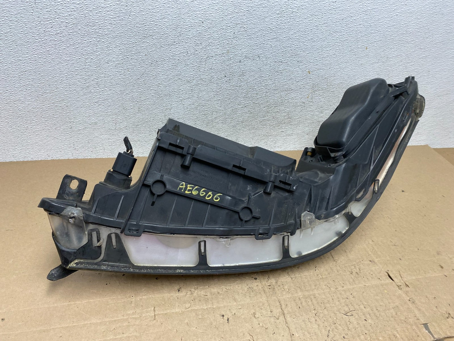 2005 to 2011 Lincoln Town Car Right Passenger Rh Side Headlight AE6606 DW8