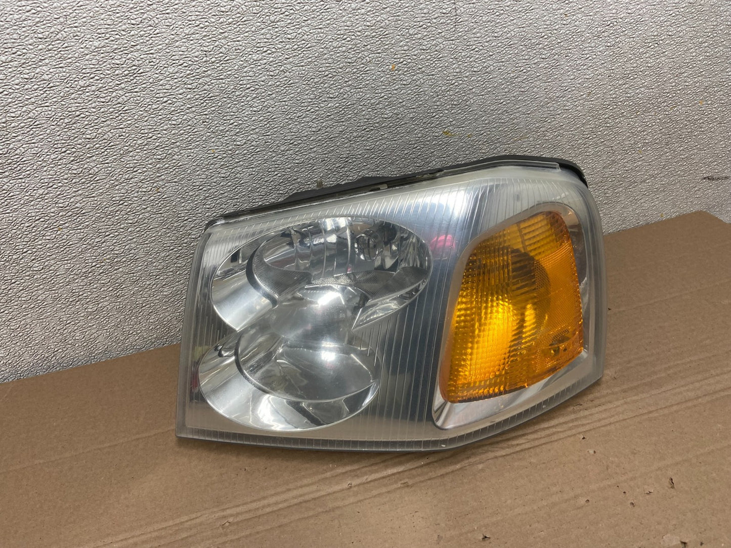 2002 to 2009 Gmc Envoy Left Driver Lh Side Headlight Halogen Oem AB1003 DW0