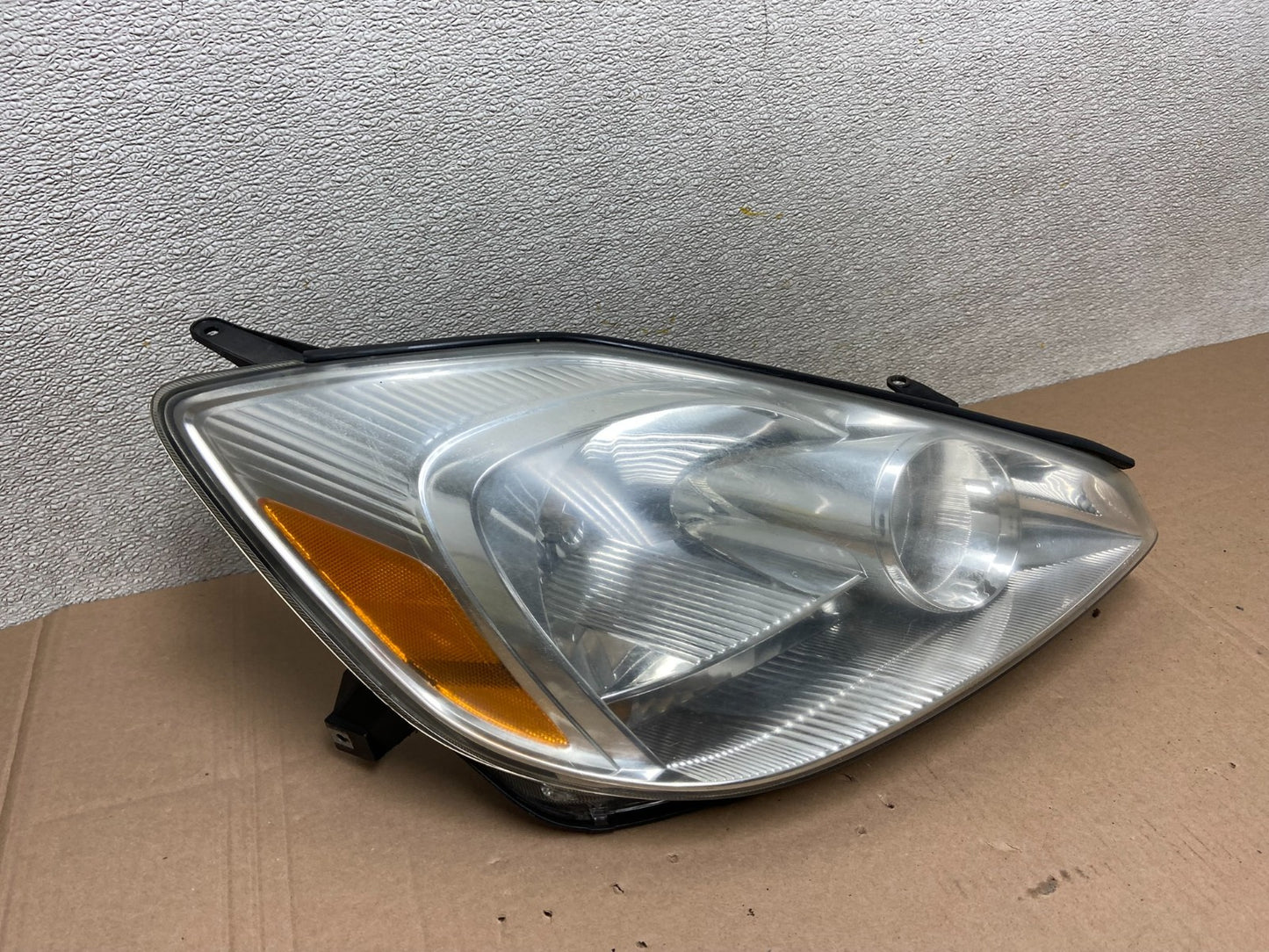 2004-2005 Toyota Sienna Right Passenger Halogen Headlight OEM X9190 DW2