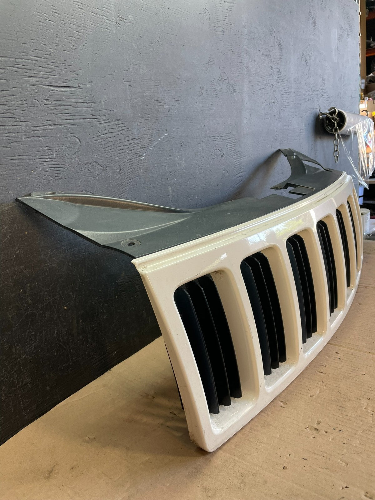 2008 2009 2010 Jeep Grand Cherokee Front Upper Grill Grille AD8520 DG2