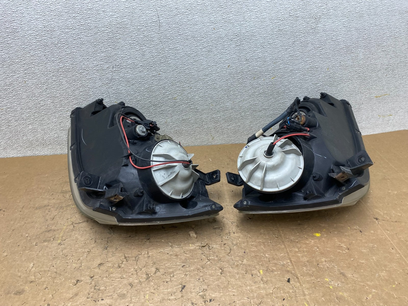 2002 to 2004 Nissan Altima Left+Right Side Set Halogen Headlights OEM V8053 DW4