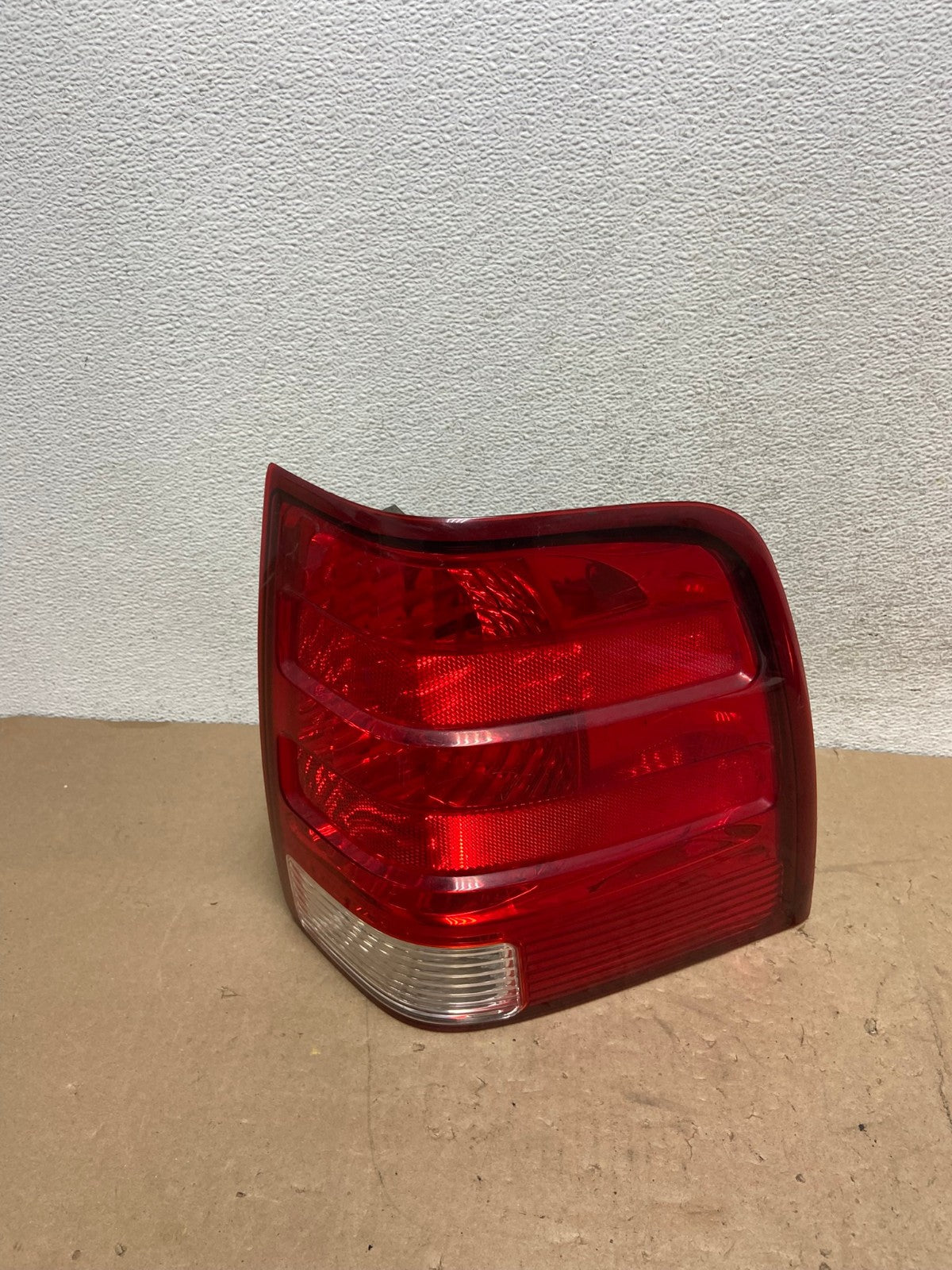 2003 2004 2005 2006 Ford Expedition Right Passenger Rh Tail light AG5597 LK0