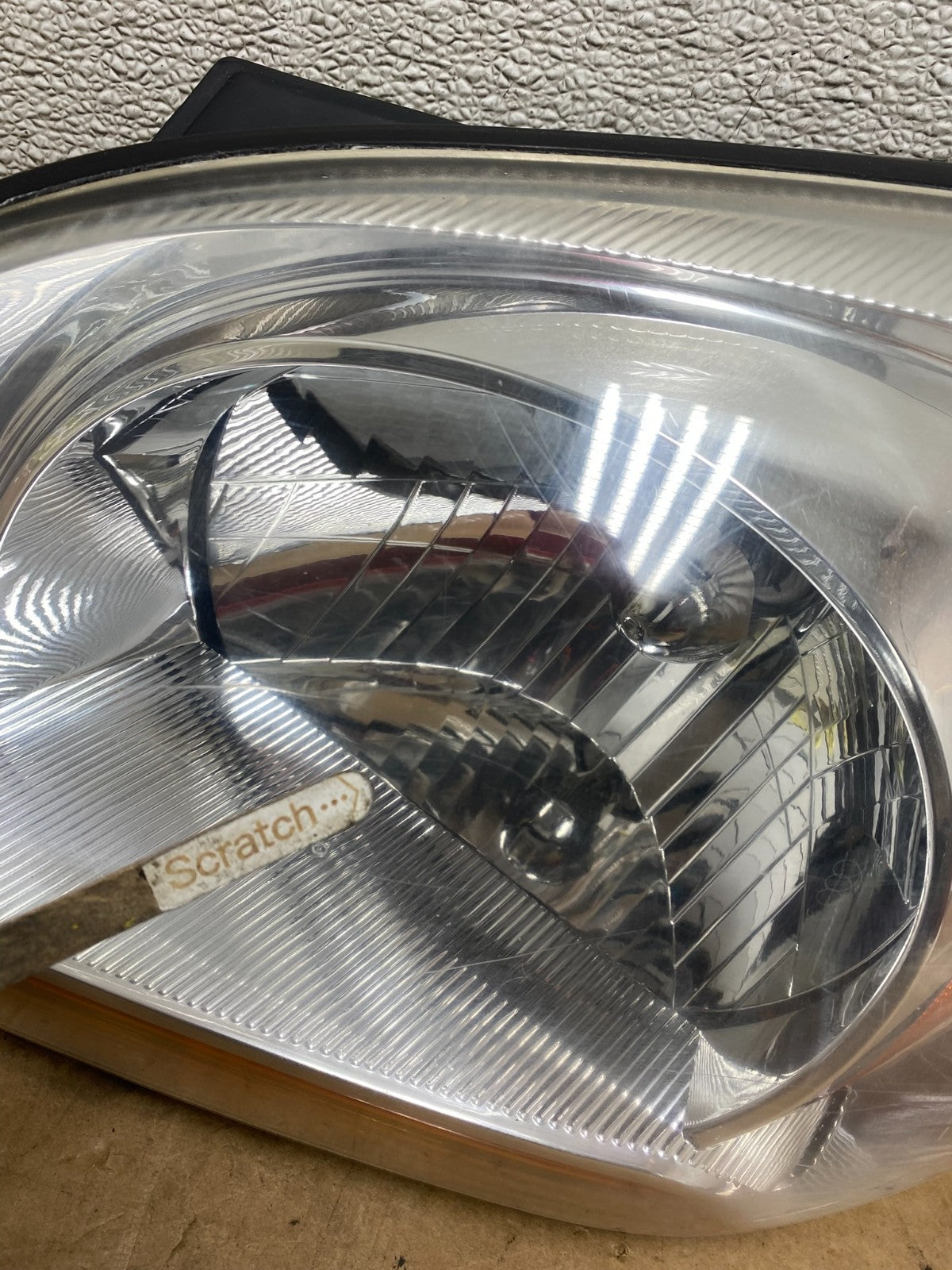 2005 to 2006 Kia Sportage Left Driver LH Halogen Headlight OEM X5083 DW3