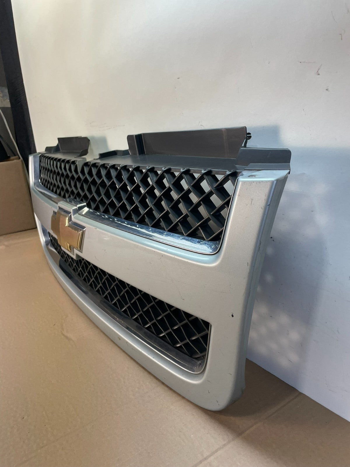 2006 to 2009 Chevrolet Trailblazer Front Upper Grille Grill AH6437 DG1