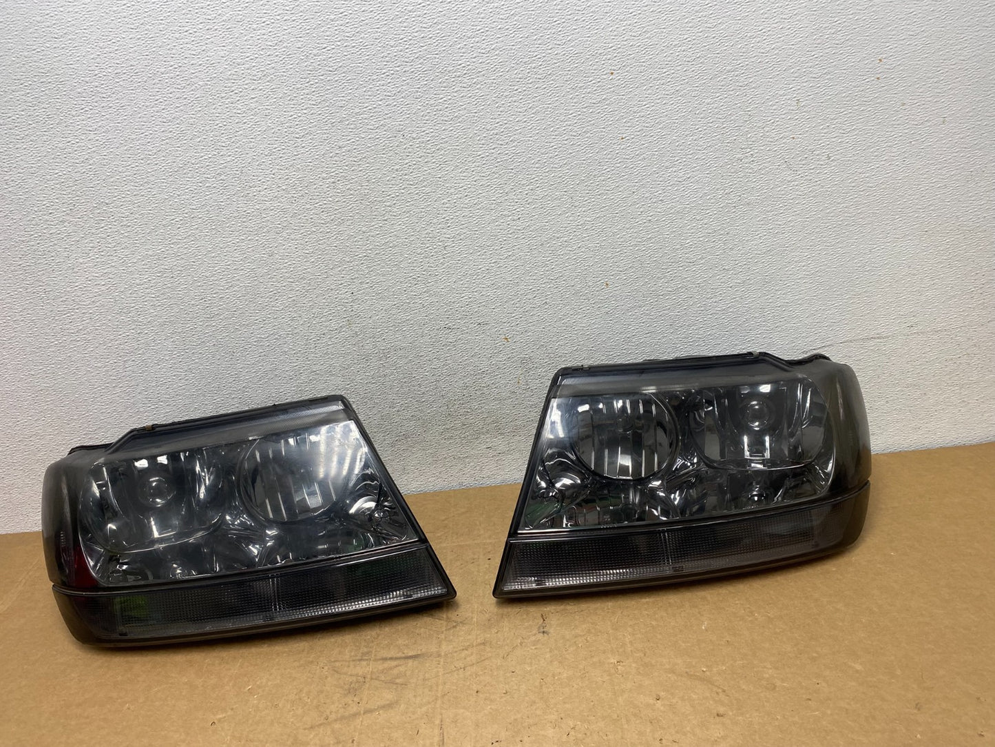 1999 - 2004 Jeep Grand Cherokee Left+Right Set Halogen Headlights AD6329 DW0