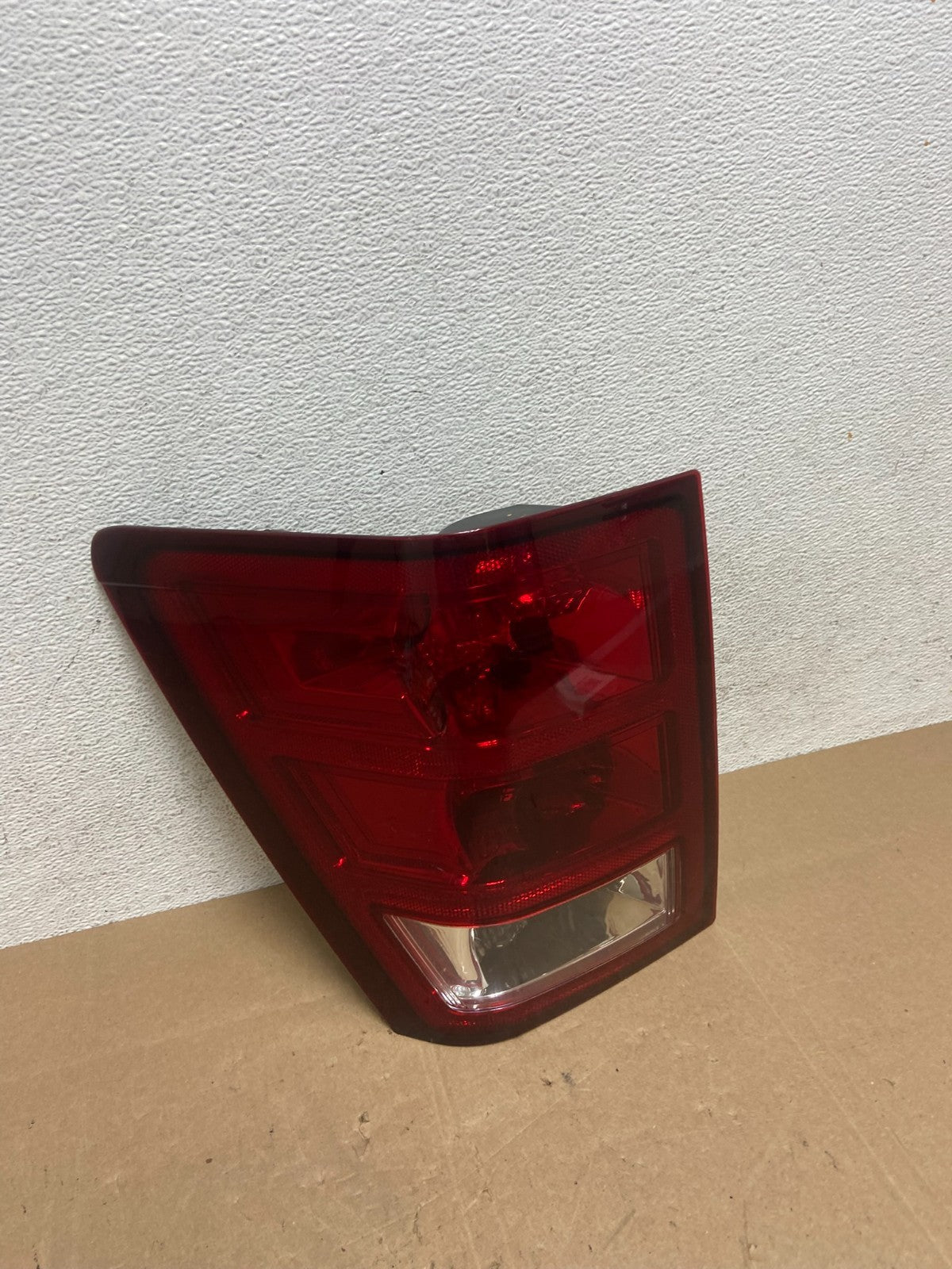 2005 to 2006 Jeep Grand Cherokee Left Driver Side Lh Tail Light AE5961 DW2
