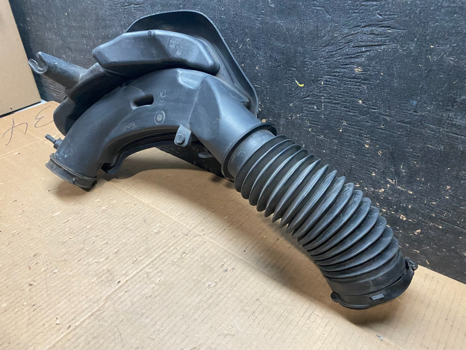 2011 to 2018 Chrysler 300 3.6L Air Intake Duct Tube Cleaner OEM Y1821 DG6
