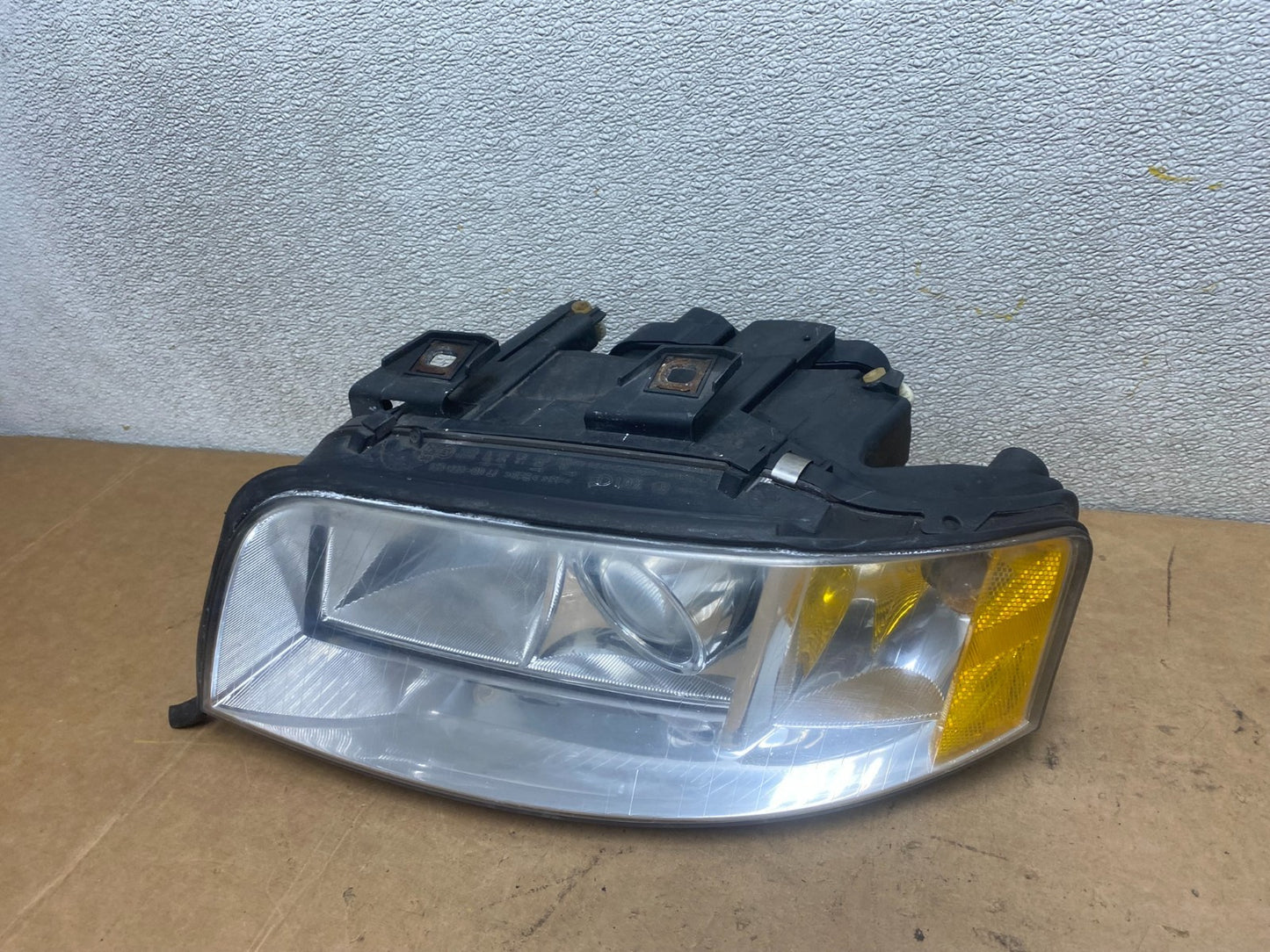 2002 to 2004 Audi A6 Left Driver LH Side Halogen Headlight OEM X5357 DW1
