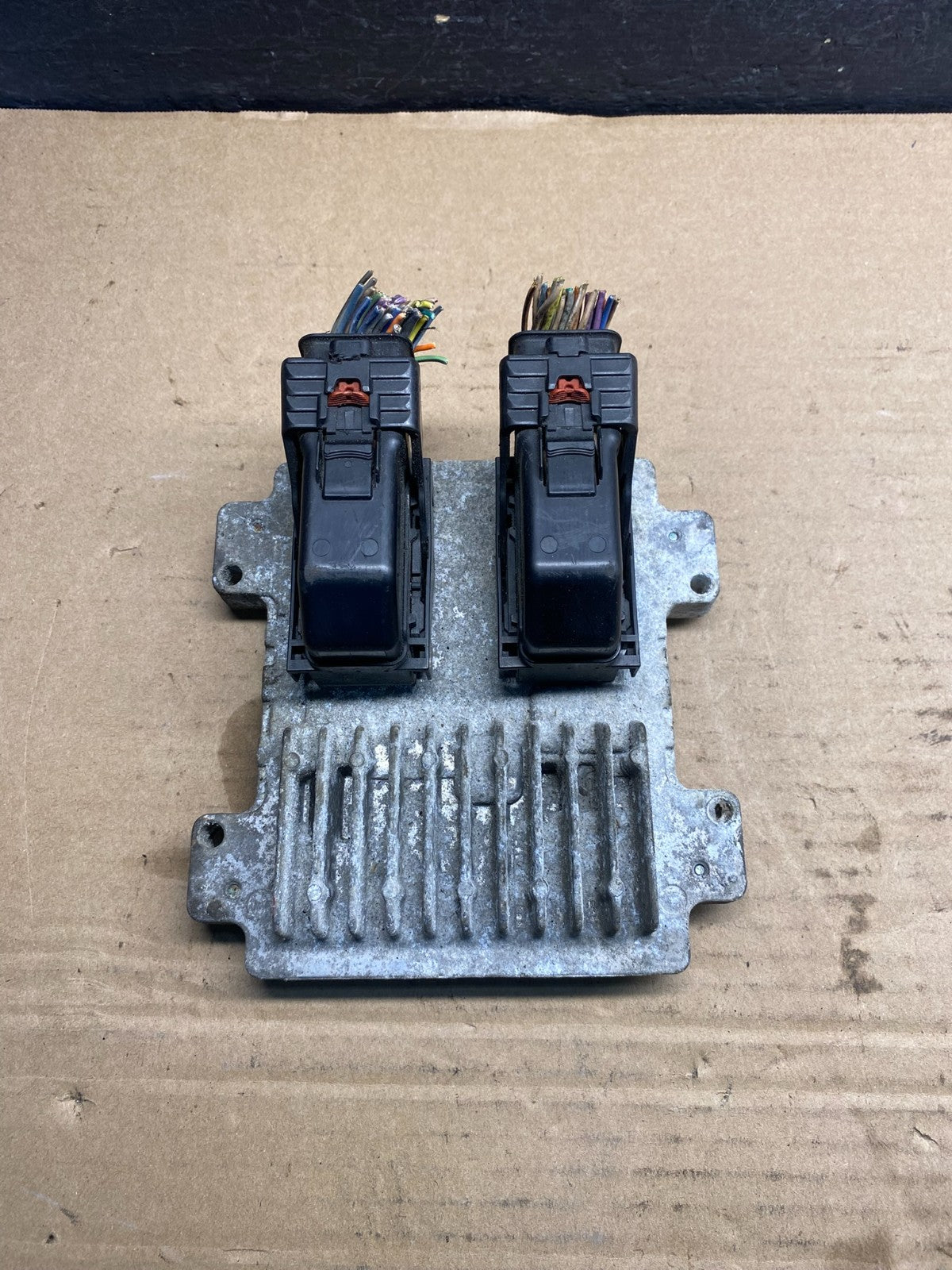 2010 to 2013 Chevrolet Silverado Yukon Engine Control Module ECM ECU AE2132 DW0