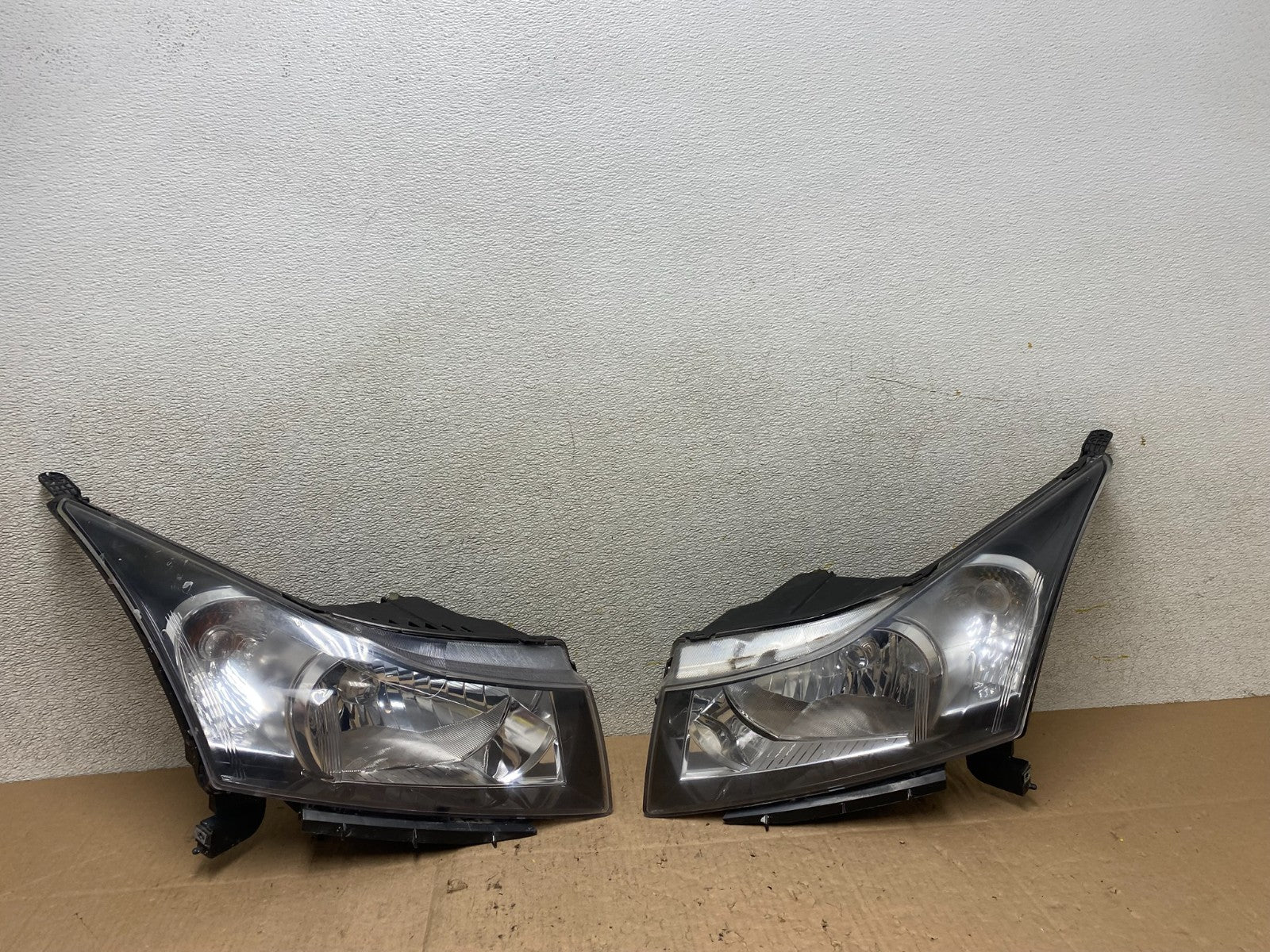 2011 to 2015 Chevrolet Cruze Halogen Left+Right Set Headlights W0986 DW0