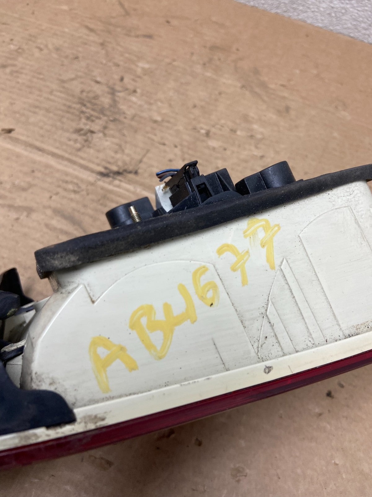 2004-2007 Volkswagen Touareg Right Passenger RH Inner Tail Light Oem AB4677 LK5