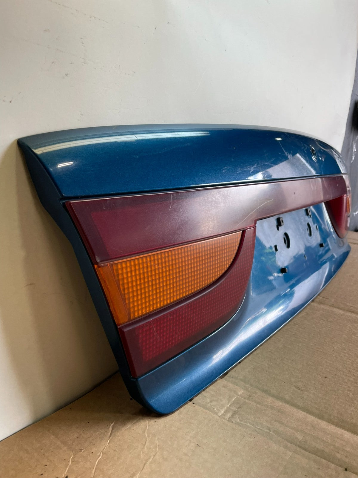 2000-2002 Saturn SL2 Sedan Center Tail Light Lid Trunk Rear Panel AG3128 DG2
