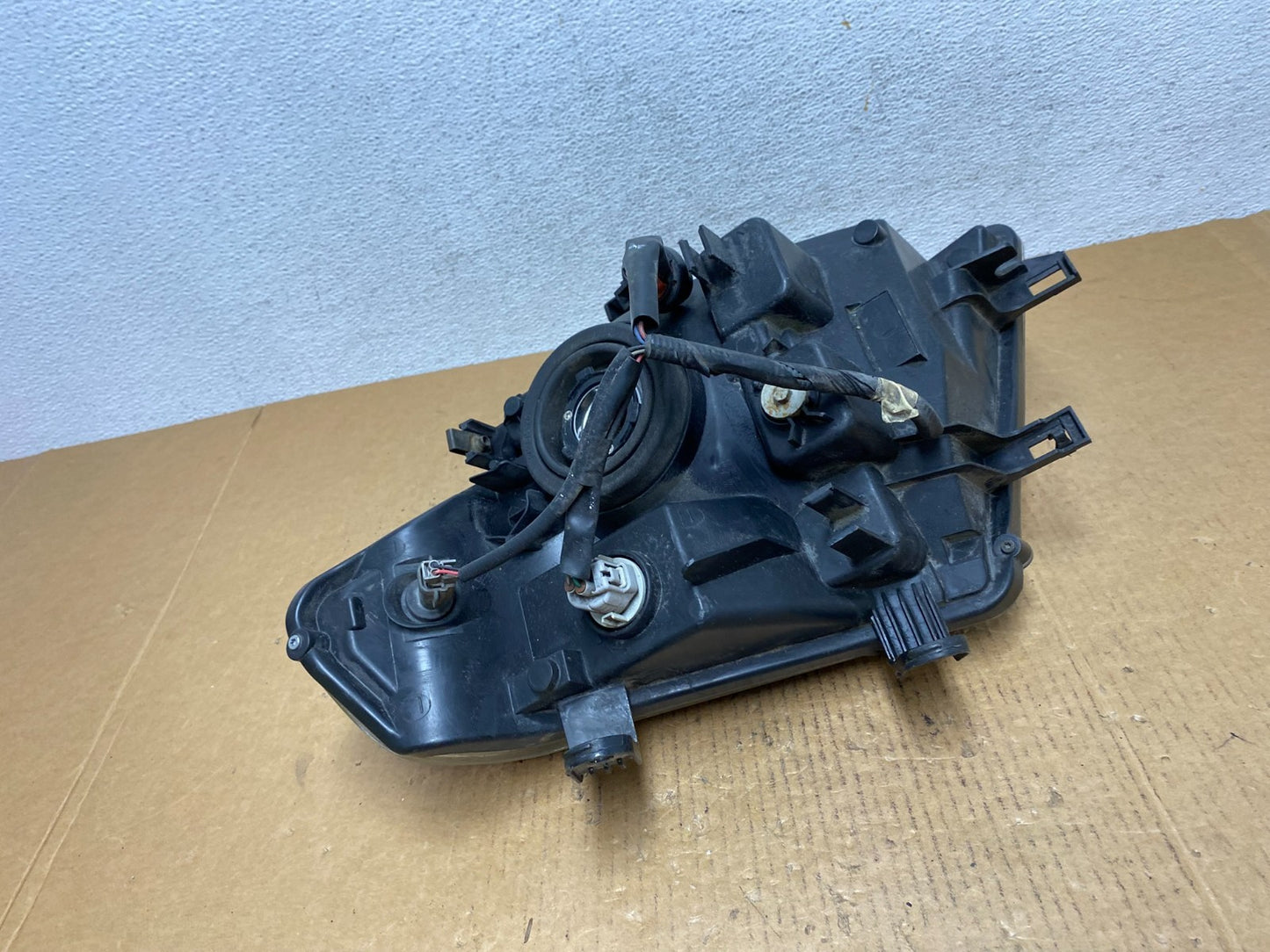 2008 to 2012 Nissan Pathfinder Halogen Headlight Right Passenger AE0566 DW5