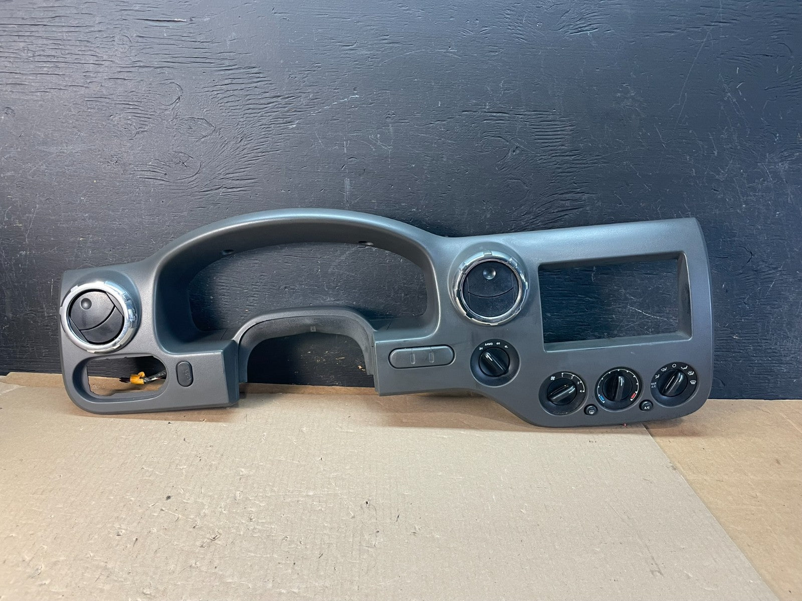 2003 - 2006 Ford Expedition Dashboard Speedometer Radio Bezel Air Vent AE3339 DG0