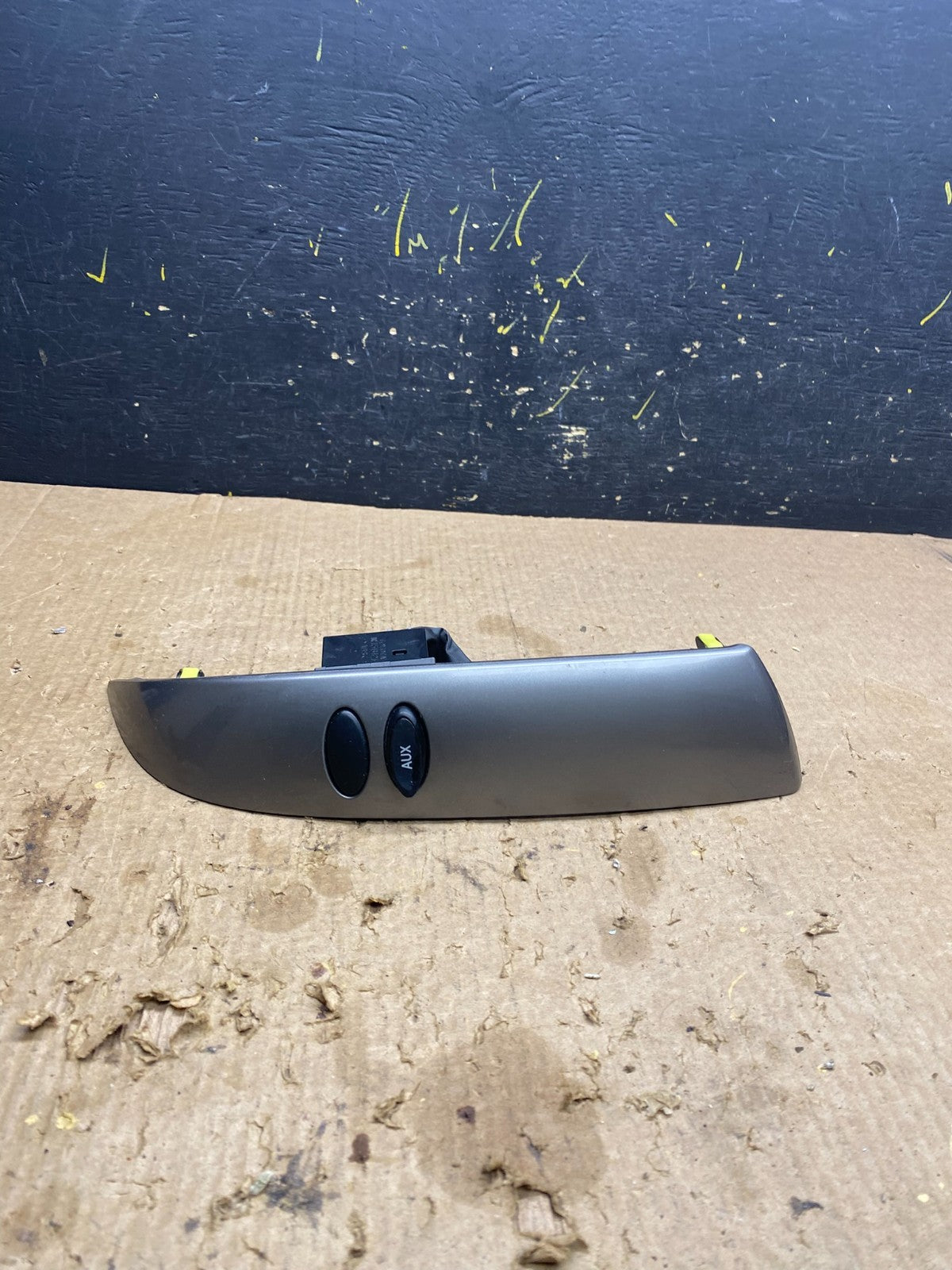 2004 to 2010 Toyota Sienna Right Side Radio Switches Bezel Trim Z7328 DG0