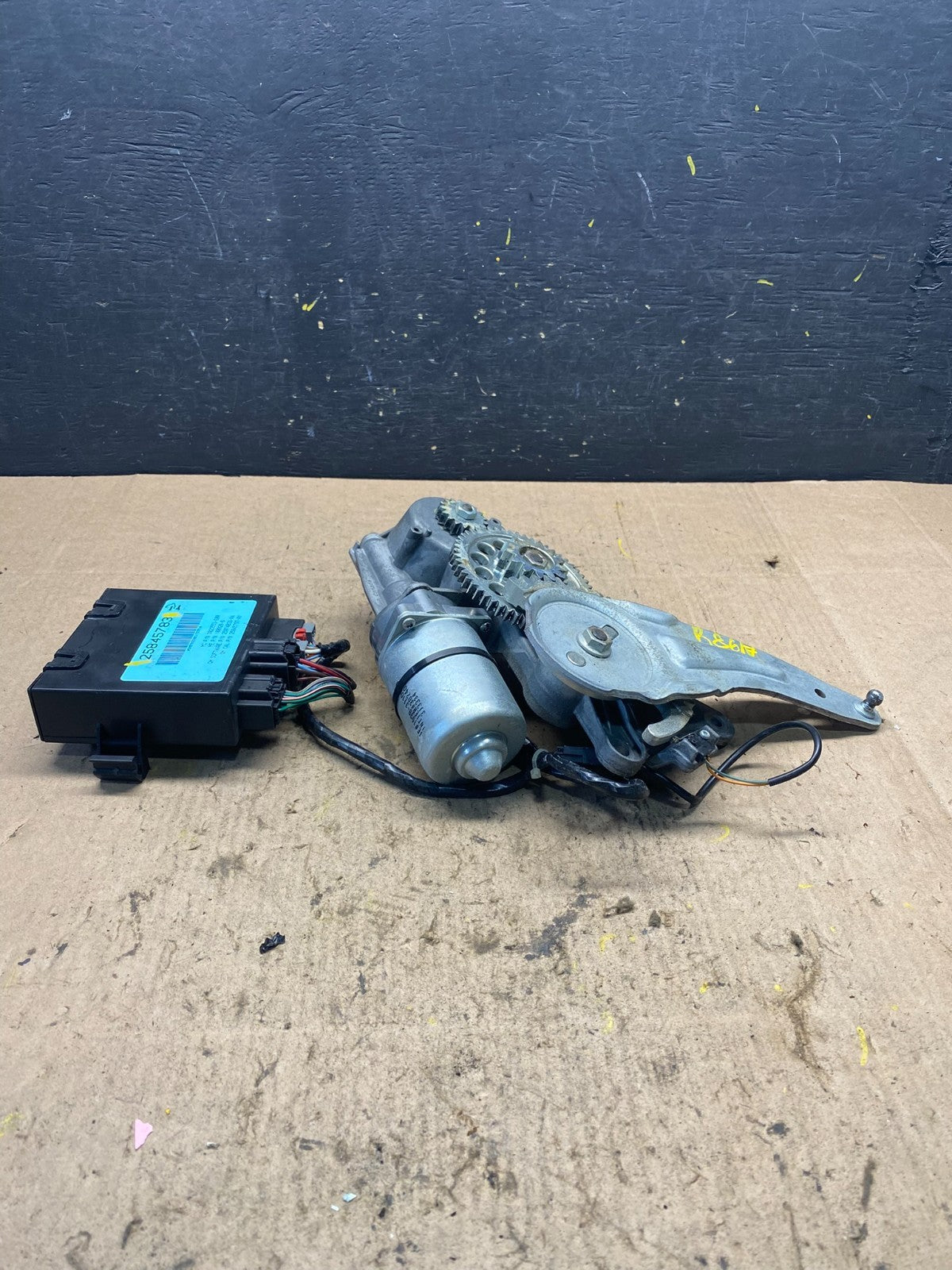 GMC Acadia Yukon Tahoe  Rear Trunk Liftgate Power Motor Actuator OEM R8617 DG2