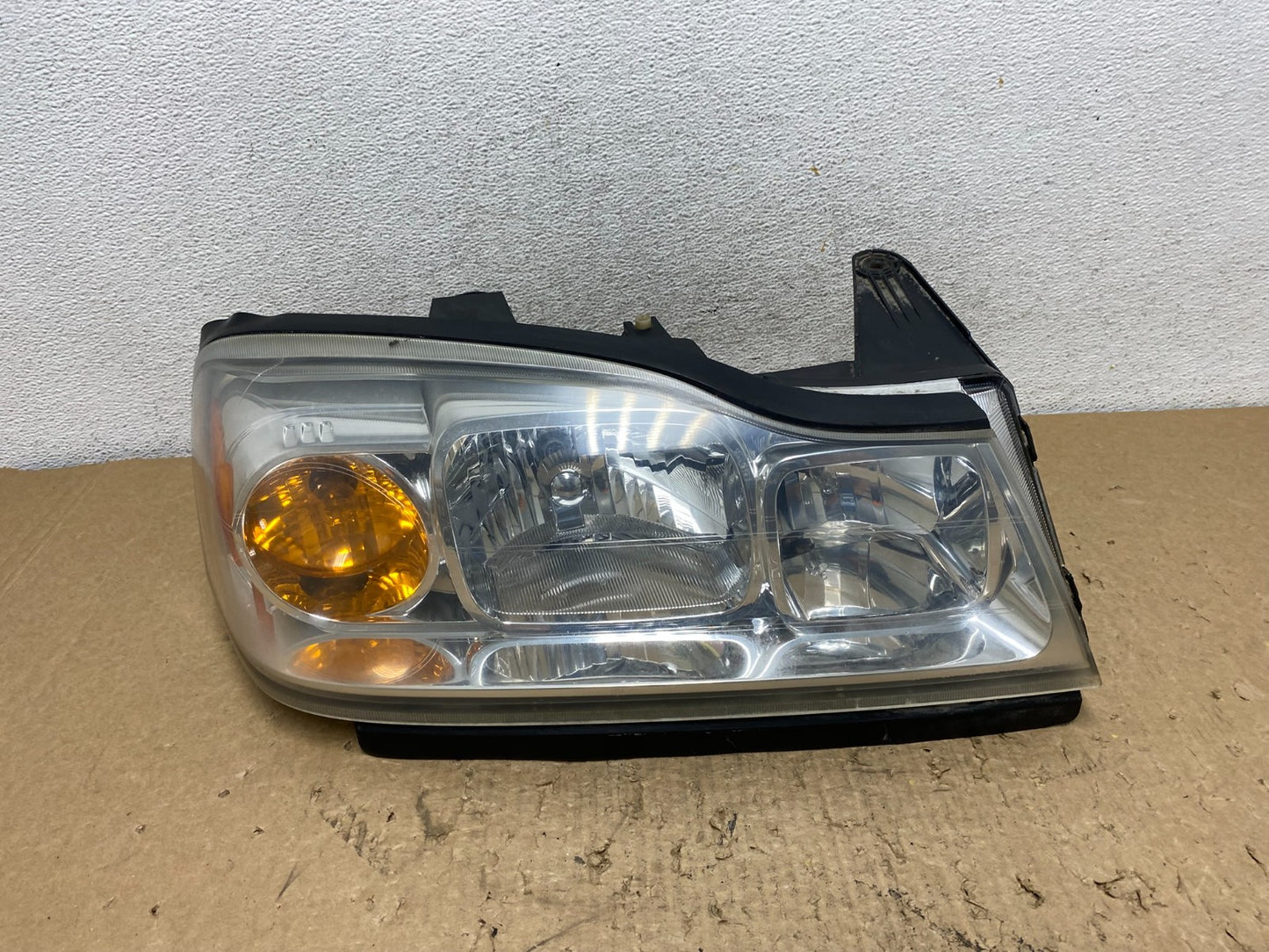 2006 to 2007 Saturn Vue Headlight Right Passenger Side Halogen AF8423 DW0