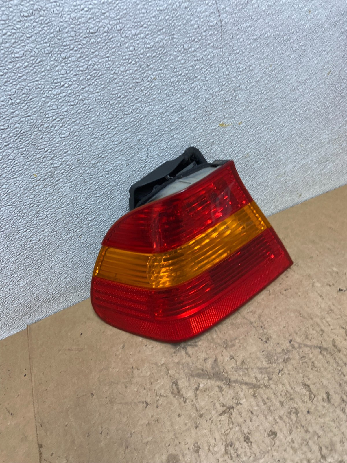 2002 -  2005 BMW 3 E46 Series Left Driver Side Lh Tail Light AA0071 DW2