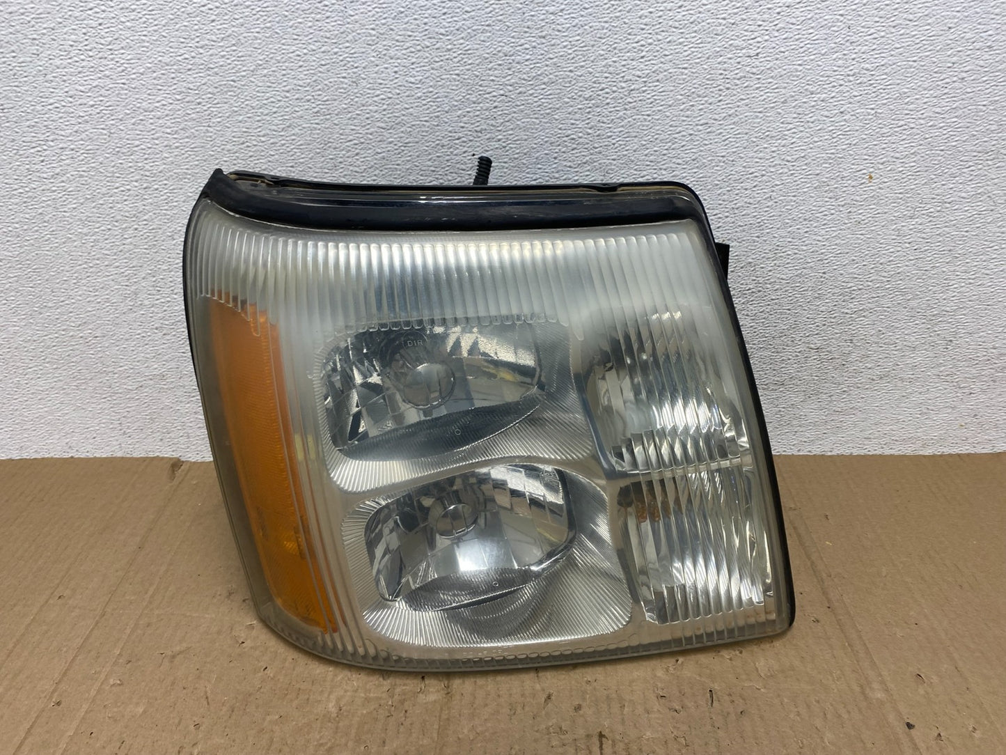 2002-2006 Cadillac Escalade Right Passenger Side Xenon Headlight AE9028 DW0