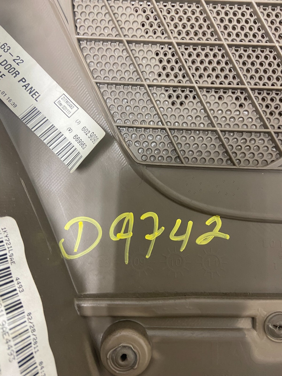 2009-2014 Volkswagen Routan Right Passenger RH Side Panel Door OEM D974210