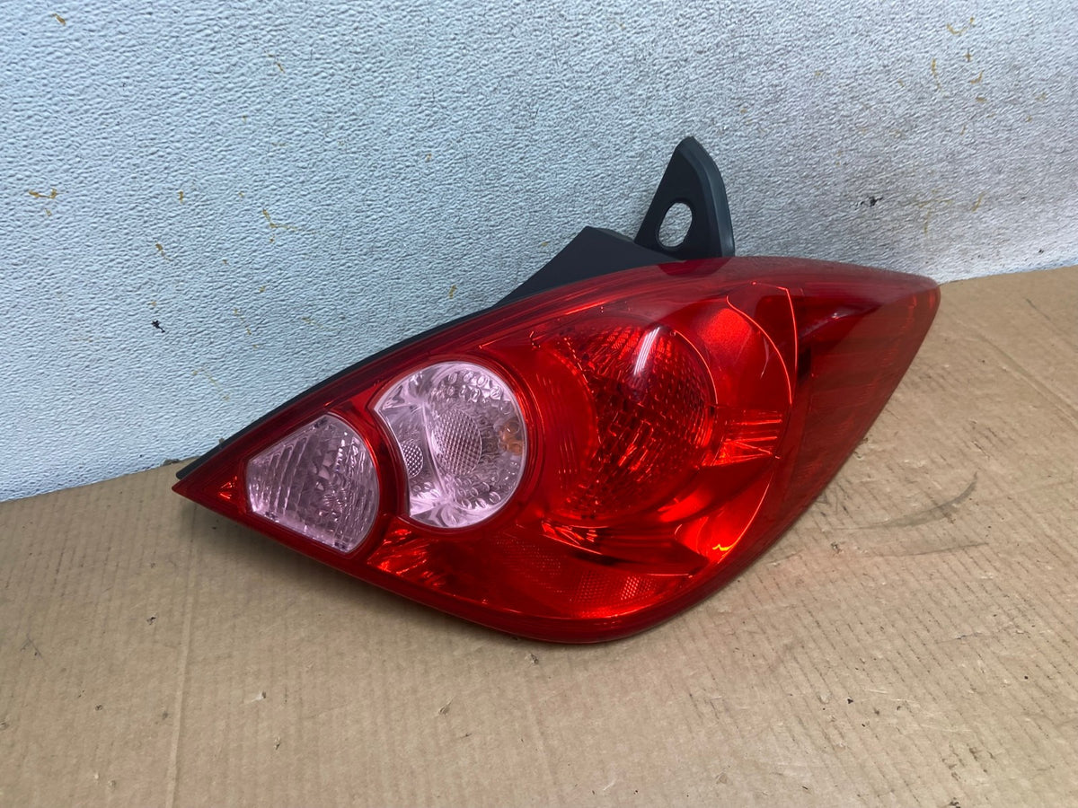 2007 - 2012 Nissan Versa Hatchback Right Passenger Side Tail Light AI6977 LK2
