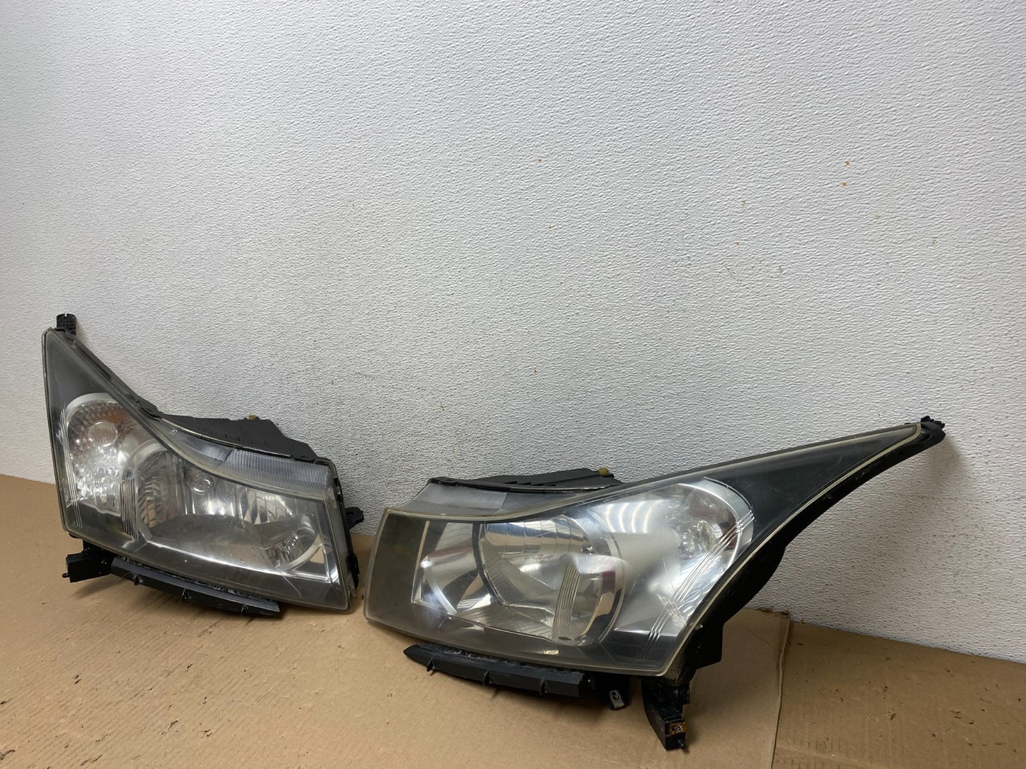 2011 to 2015 Chevrolet Cruze Halogen Left+Right Set Headlights AE7282 DW1