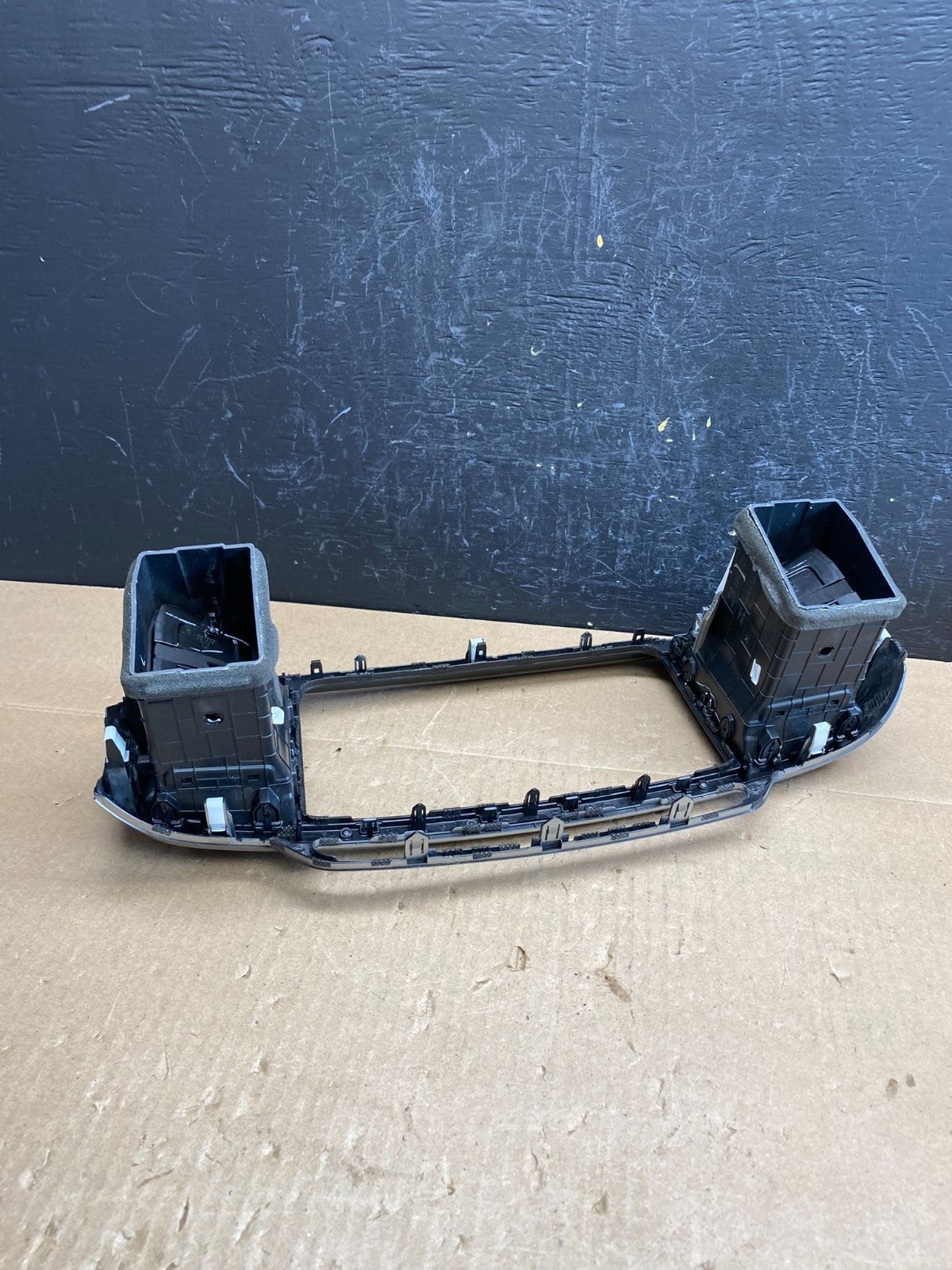 2016 - 2018 Kia Sorento Center Console Radio Air Vent Bezel Trim AC6324 DG6