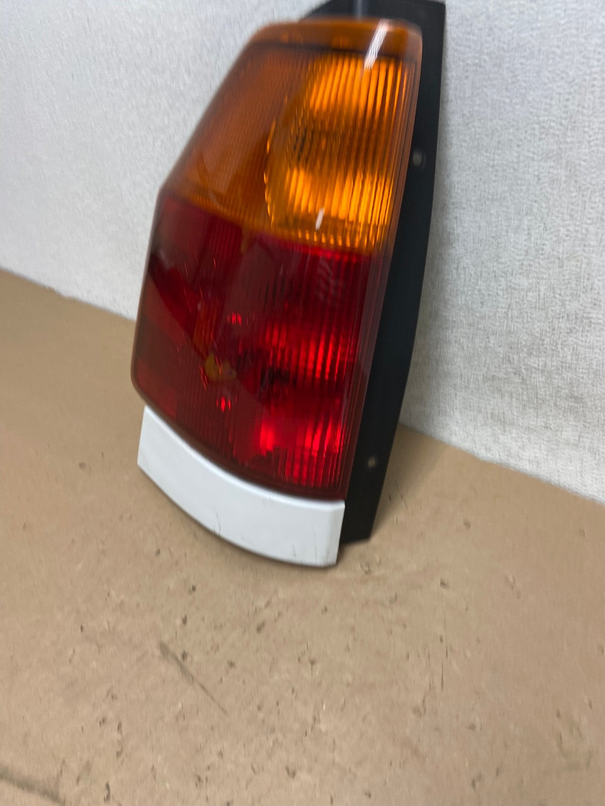 2002 to 2009 Gmc Envoy Left Driver Lh Side Tail Light AG4160 LK1