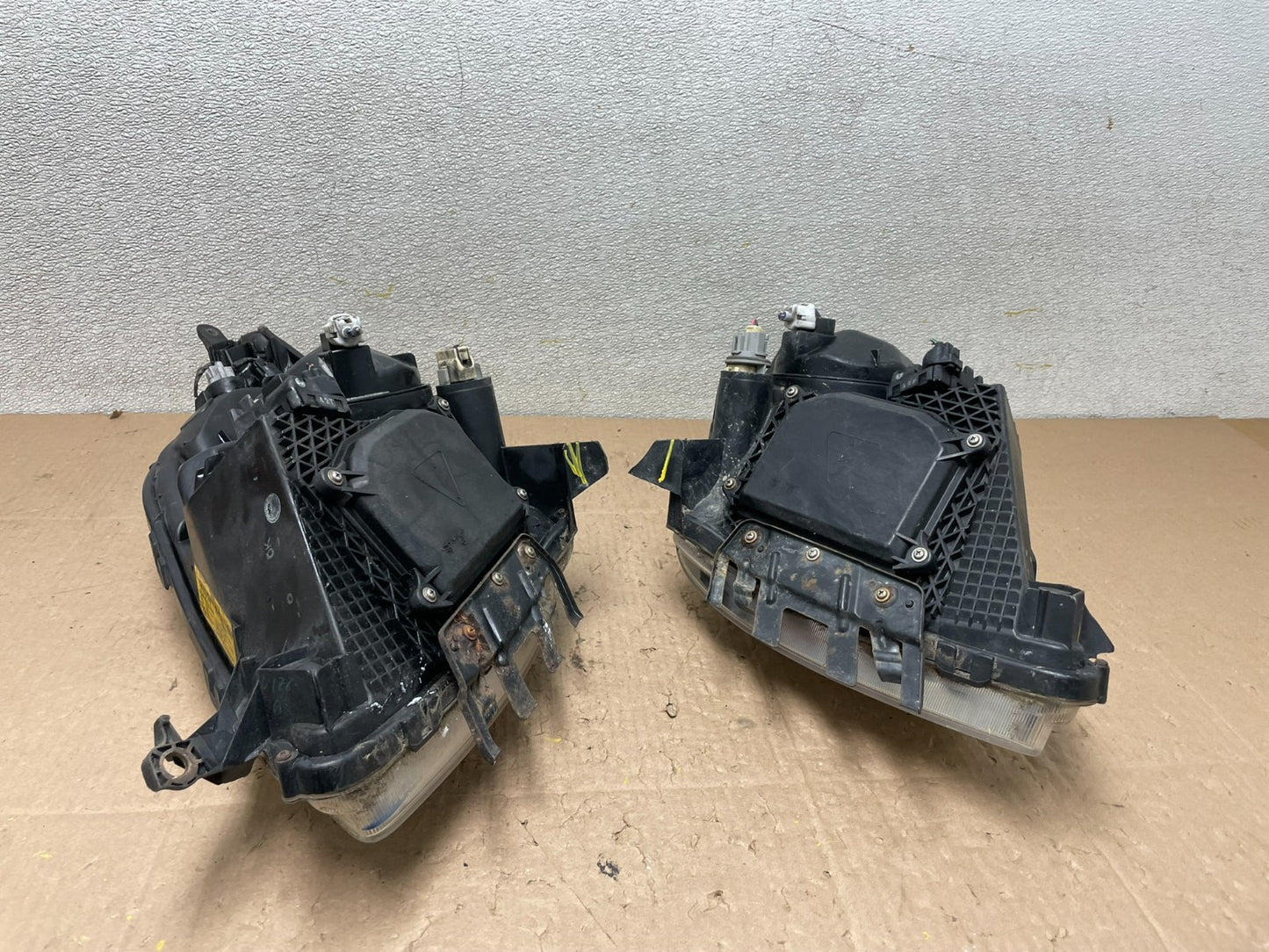 2004-2005 Toyota Prius Left+Right Side Xenon Headlights W1020 DW18