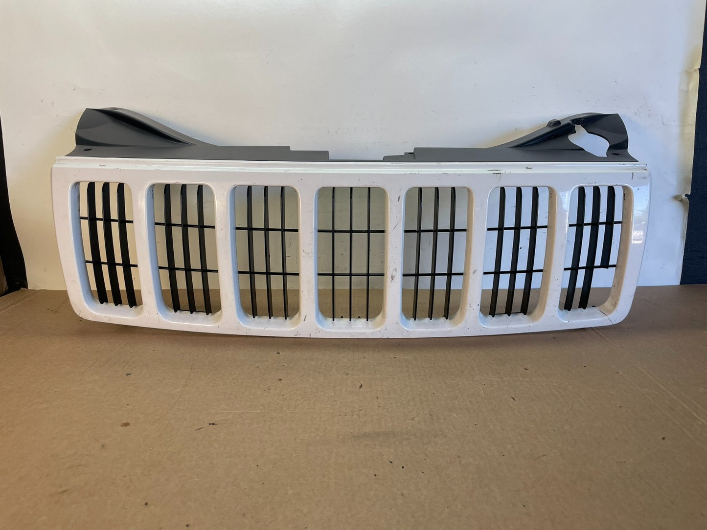 2005 2006 2007 Jeep Grand Cherokee Front Upper Grill Grille AG2916 DG0