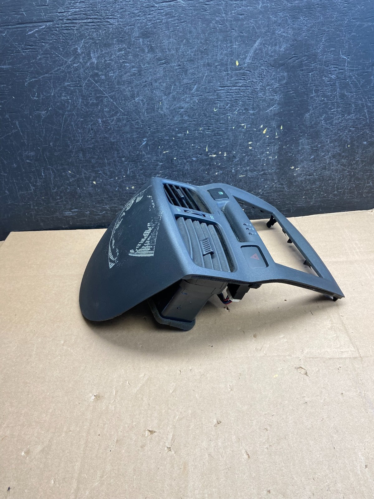 2005 to 2006 Hyundai Santa Fe Center Dashboard Radio Bezel Trim AI3217 DG1
