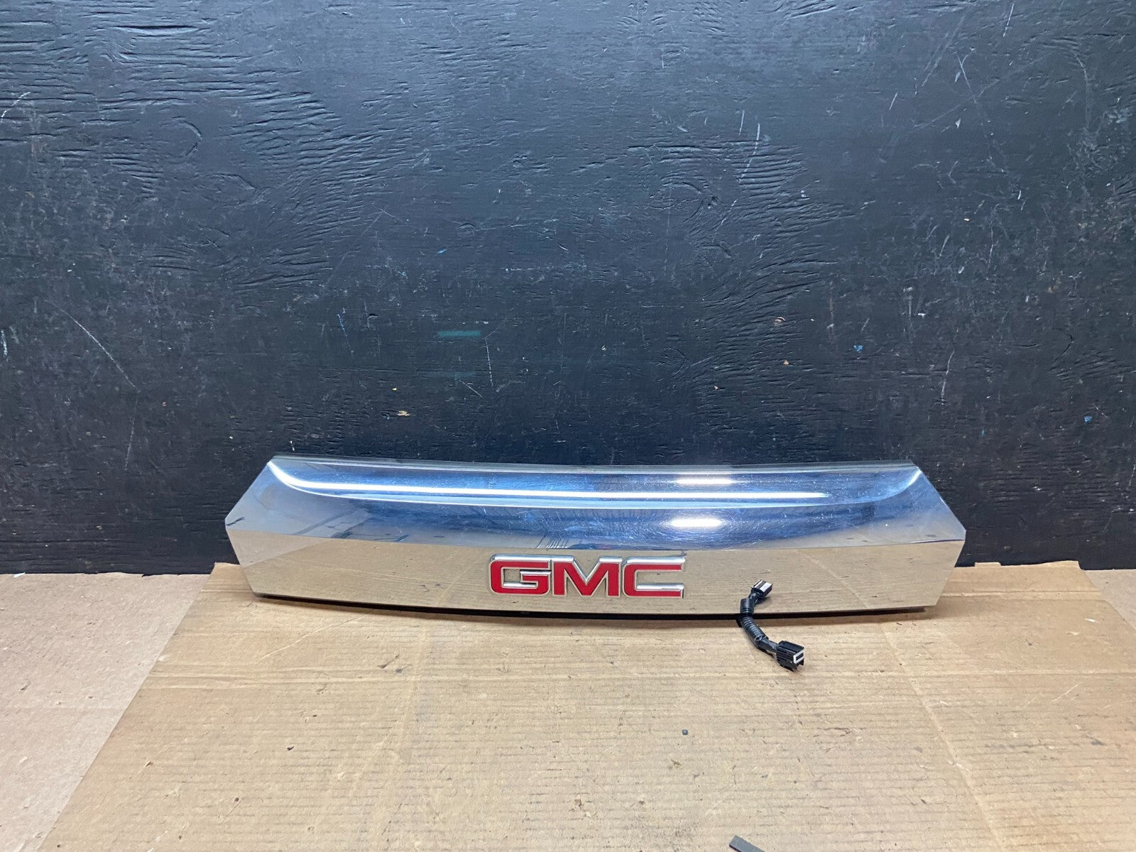 2011-2015 GMC Terrain Tailgate Liftgate Chrome Molding with Camera Oem i30330