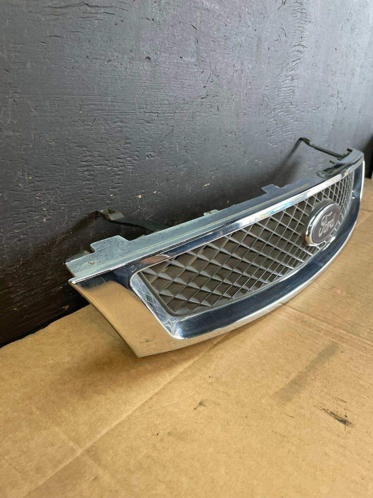 2005 2006 2007 Ford Focus Front Upper Grille Grill With Emblem ac5173 DG1