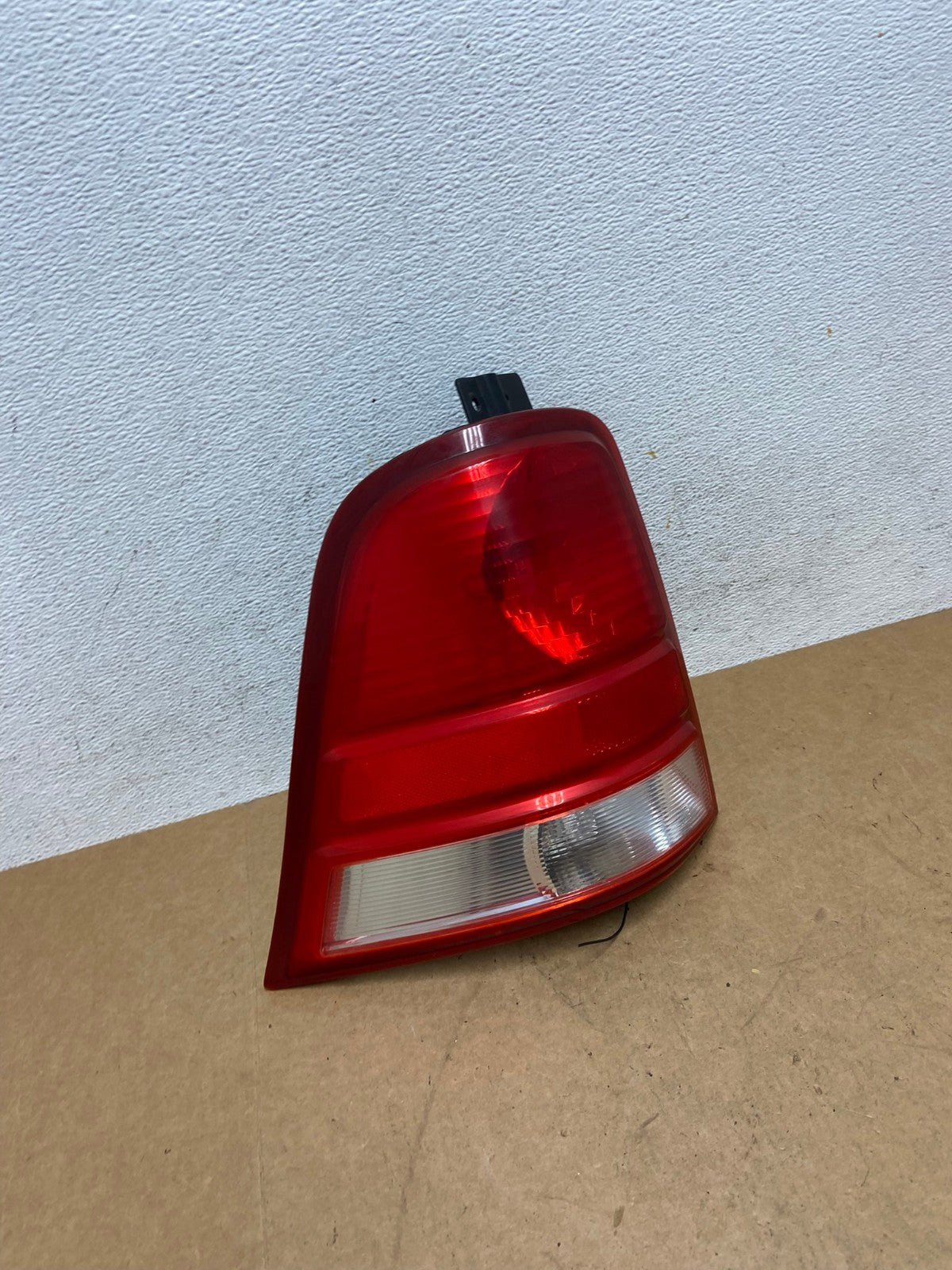 2004 to 2007 Ford Freestar Left Driver LH Side Tail Light AE3108 LK2