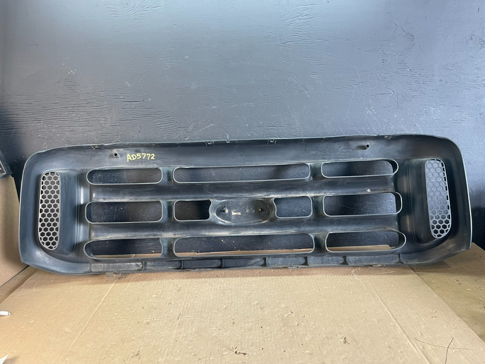 1999 to 2004 Ford F250 Super Duty Front Upper Grill Grille AD5772 DG4