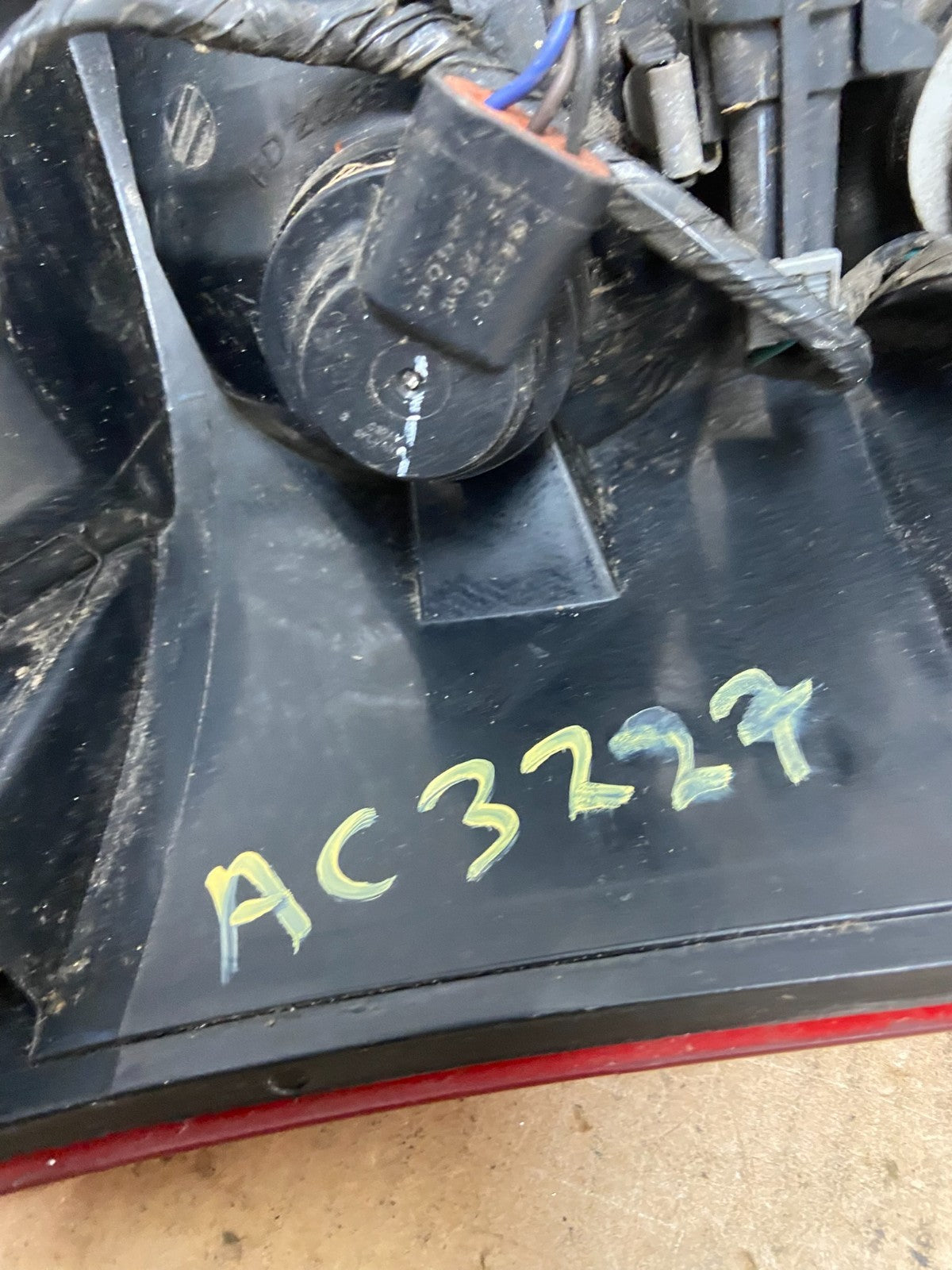 2004 to 2007 Saturn Vue Right Passenger Rh Side Tail Light Oem AC3227 DW6