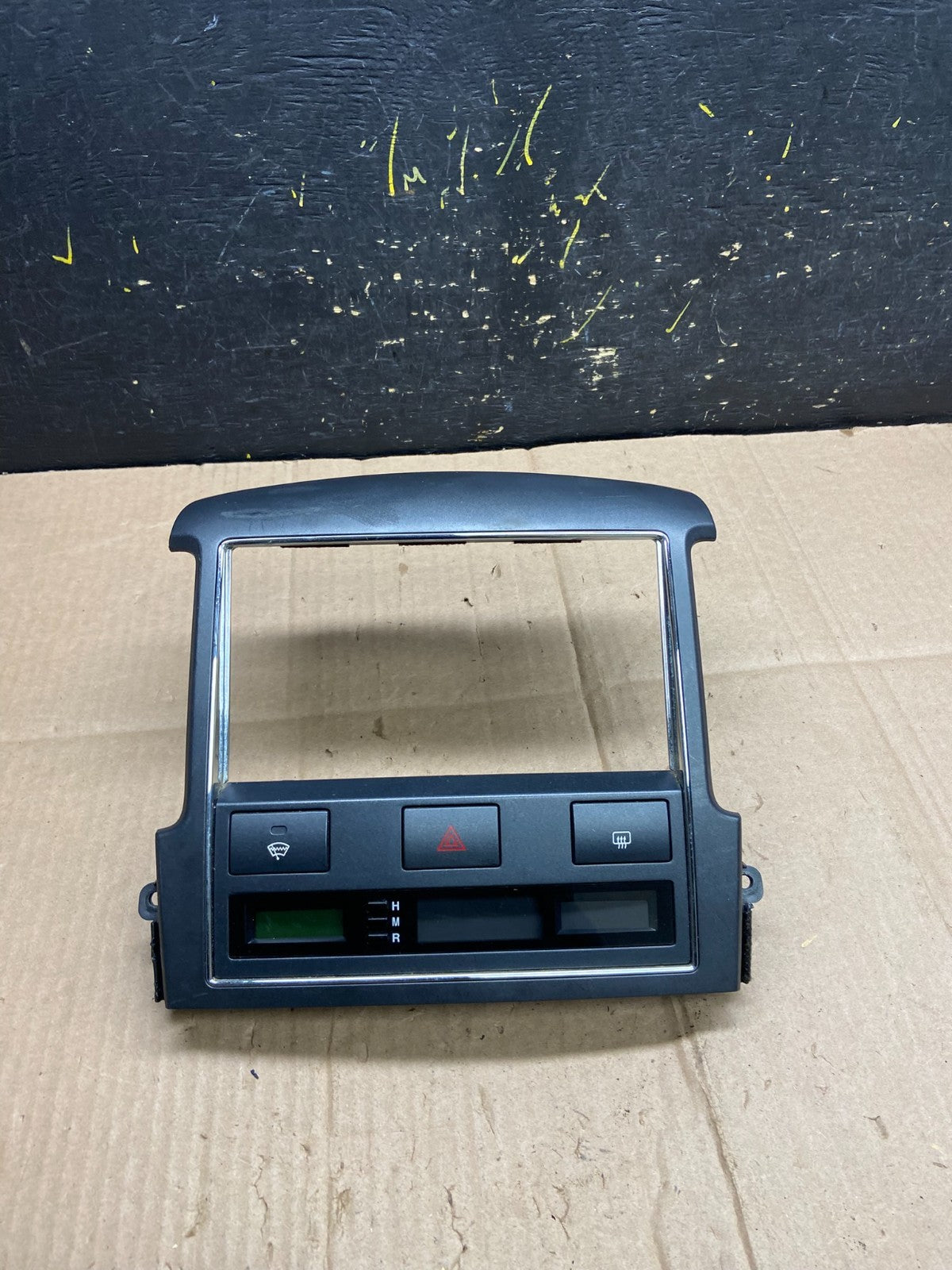 2007 to 2008 Kia Sorento Center Radio Climate Control Clock Trim AA4834 DG0
