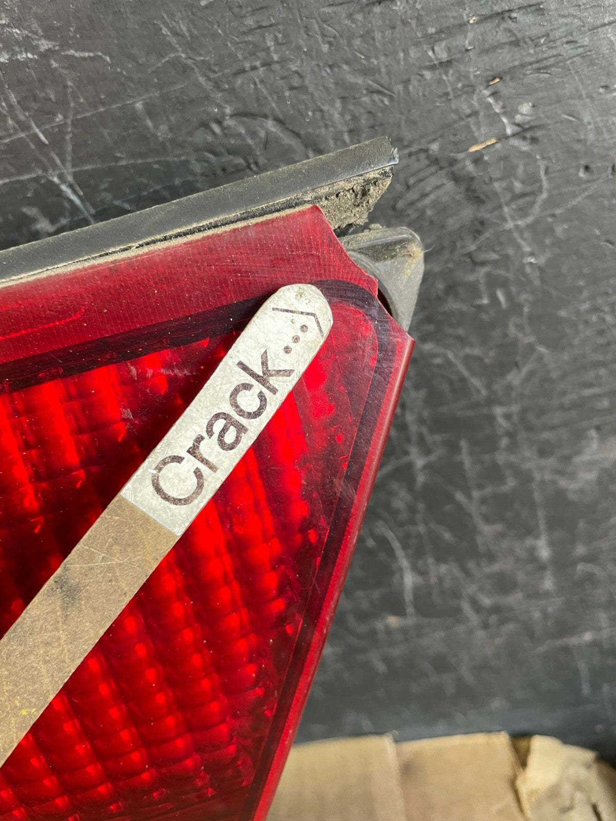 2003 2004 2005 Mercury Grand Marquis Trunk Lid Center Tail Light AE3753 DG3