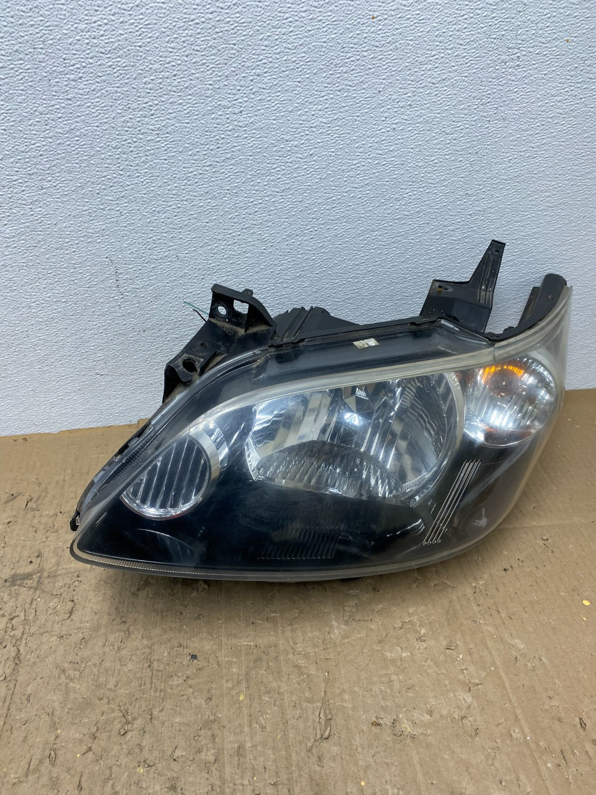 2004 to 2005 Mazda Mpv Black Bezel Right Passenger RH Headlight Oem AC0201 DW0