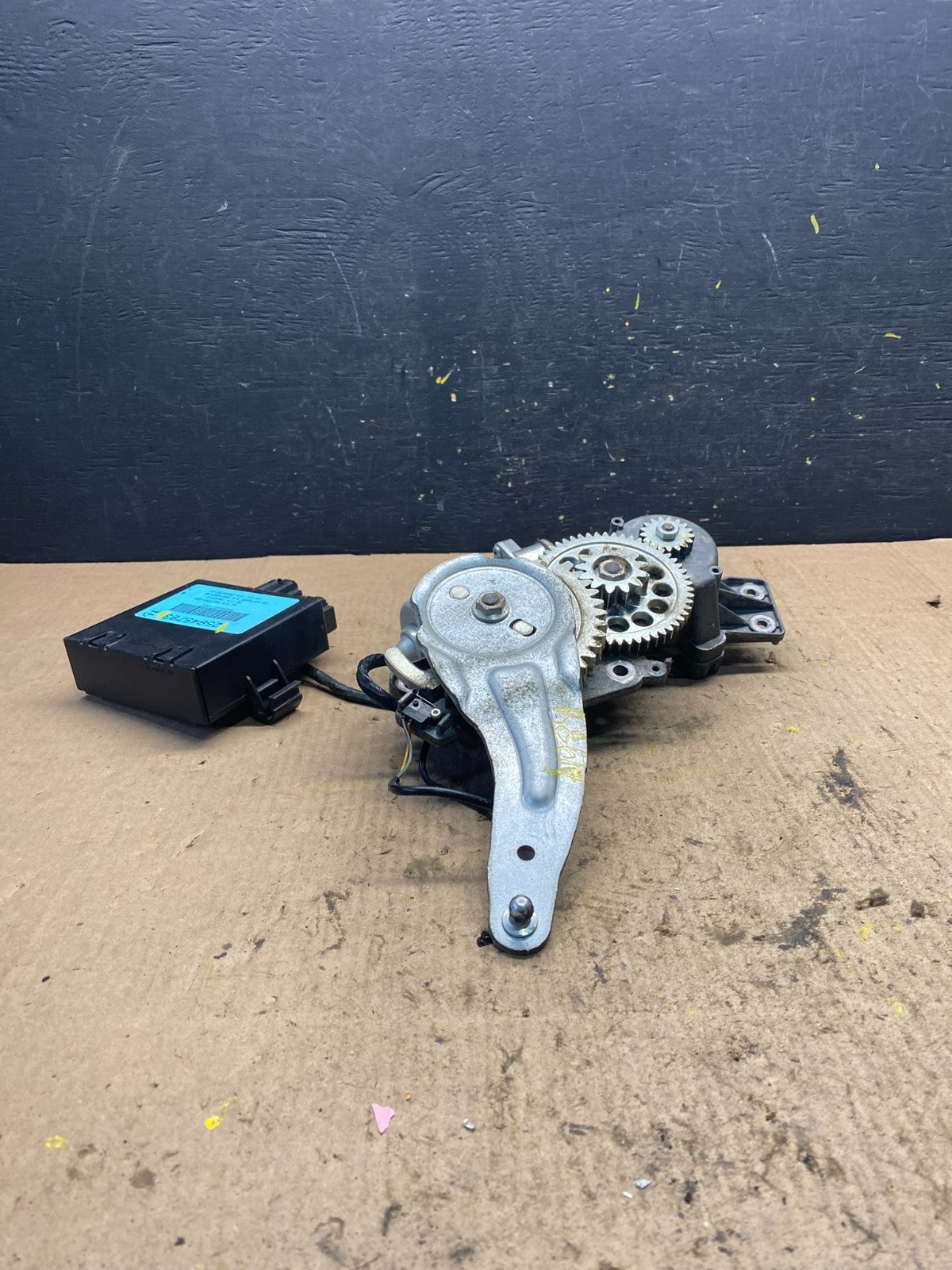 GMC Acadia Yukon Tahoe  Rear Trunk Liftgate Power Motor Actuator OEM R8617 DG1