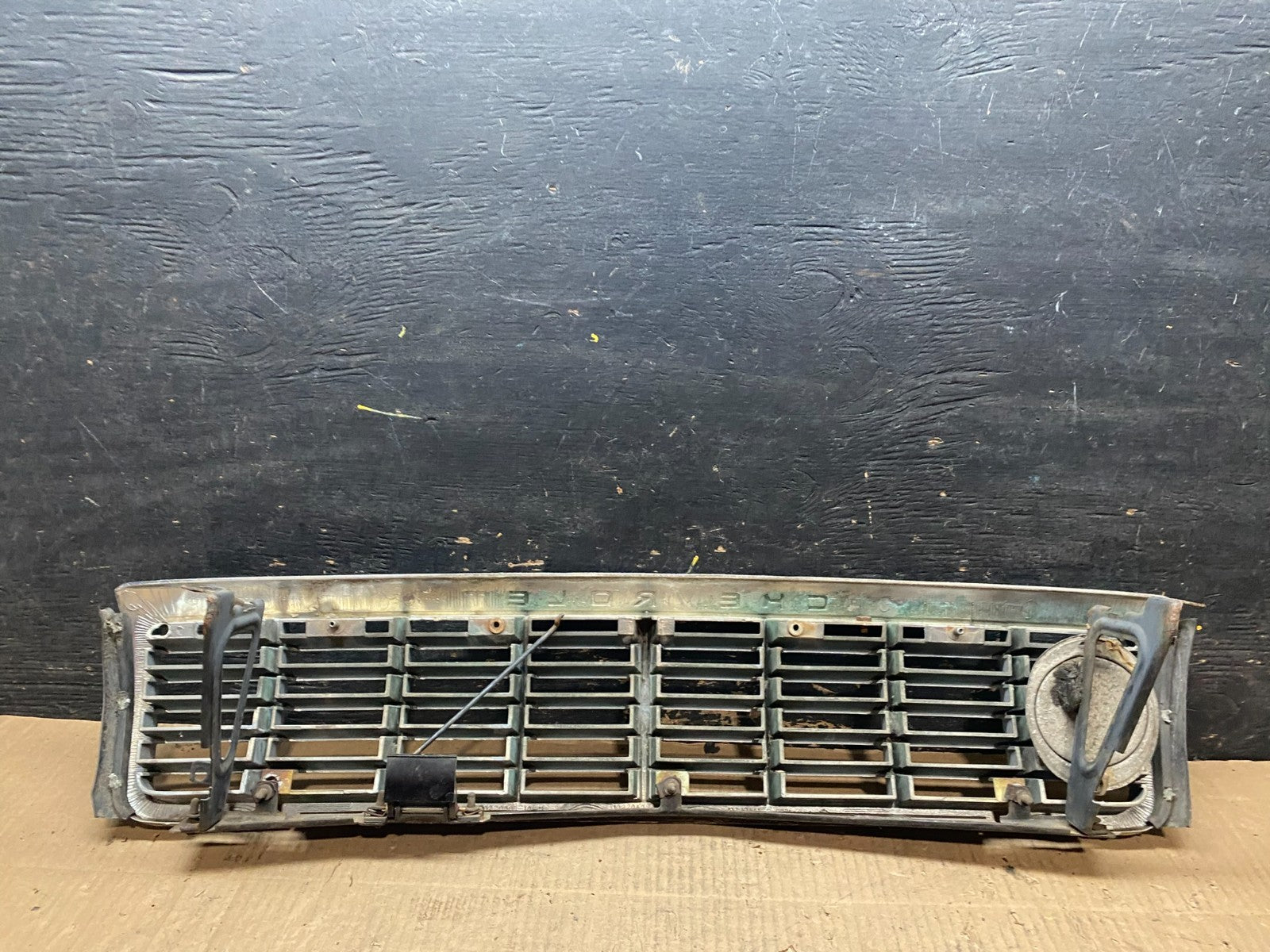 1993 to 1996 Chevrolet Caprice Front Upper Grill Grille u6415 DG7