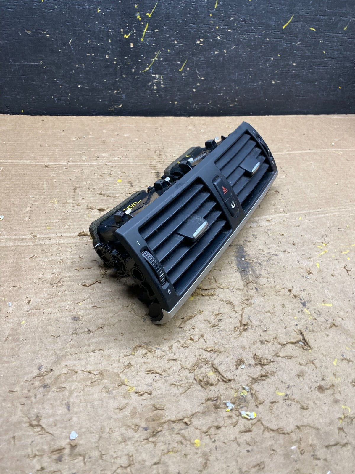 2007 to 2013 BMW X5 X6 Center Console Dash Air Vent OEM X1352 DG1