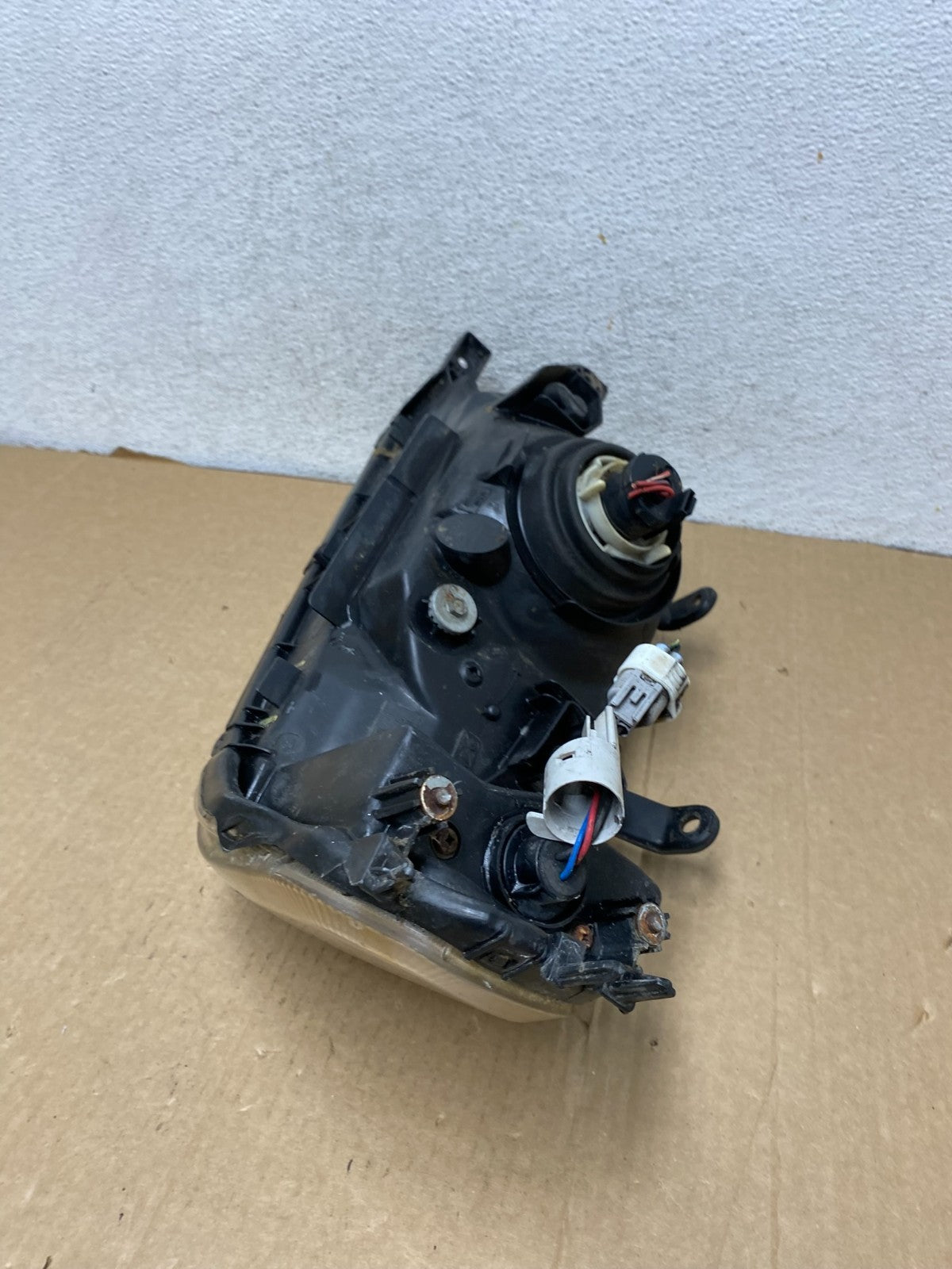 2000 - 2006 Mitsubishi Montero Right Passenger Side Headlight Halogen AG2004 DW9