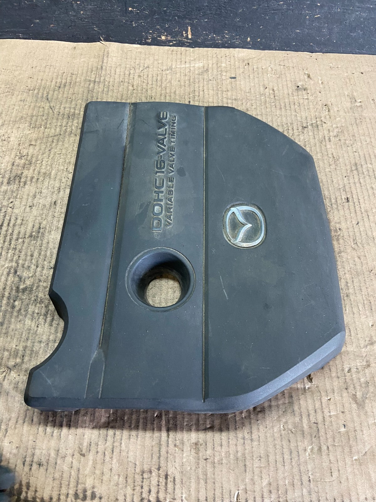 2004 to 2009 Mazda 3 DOHC 16 VALVE Engine Shield Top Cover O0976 PS3