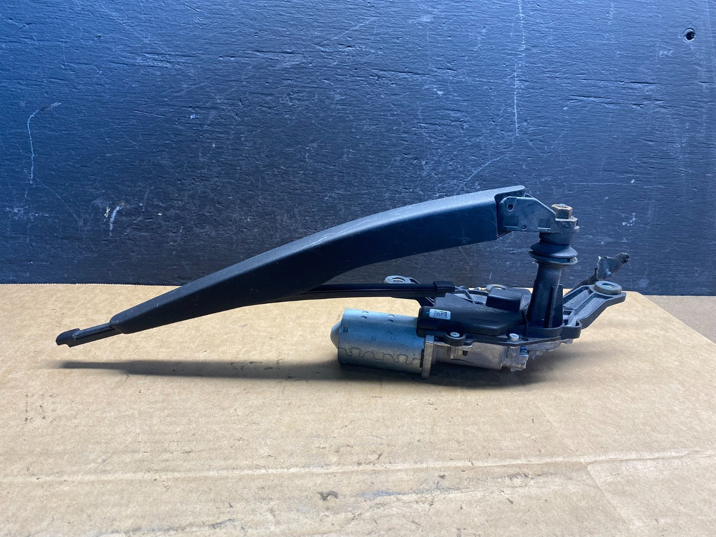 2020 to 2023 Ford Explorer Rear Windshield Wiper Motor ad7407 DG3
