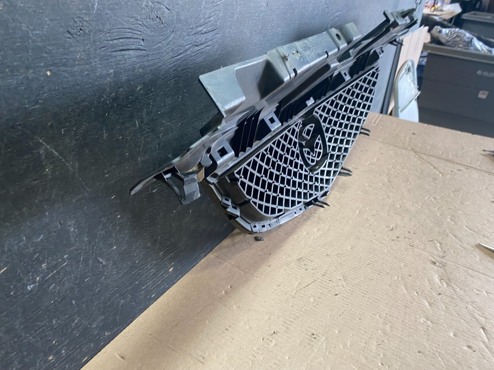 2002 2003 Mazda MPV Front Upper Grille Grill Oem P5955  DG8