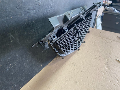 2002 2003 Mazda MPV Front Upper Grille Grill Oem P5955  DG8