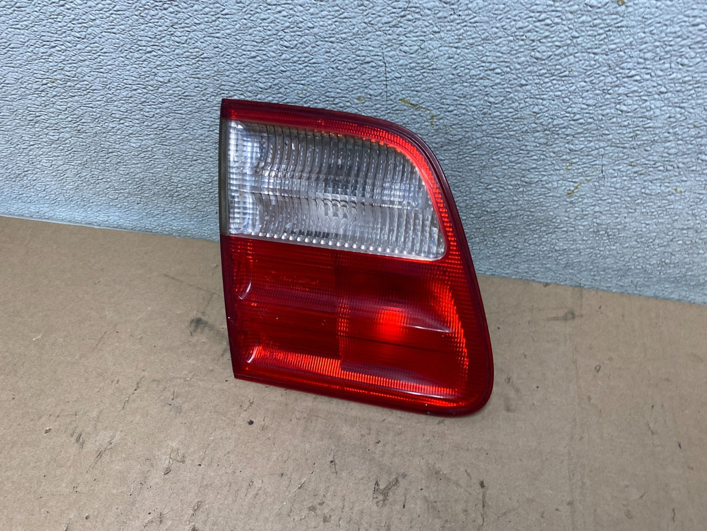 2000-2003 Mercedes-Benz E-Class E320 Wagon Left Driver Inner Tail Light S3900 DW1