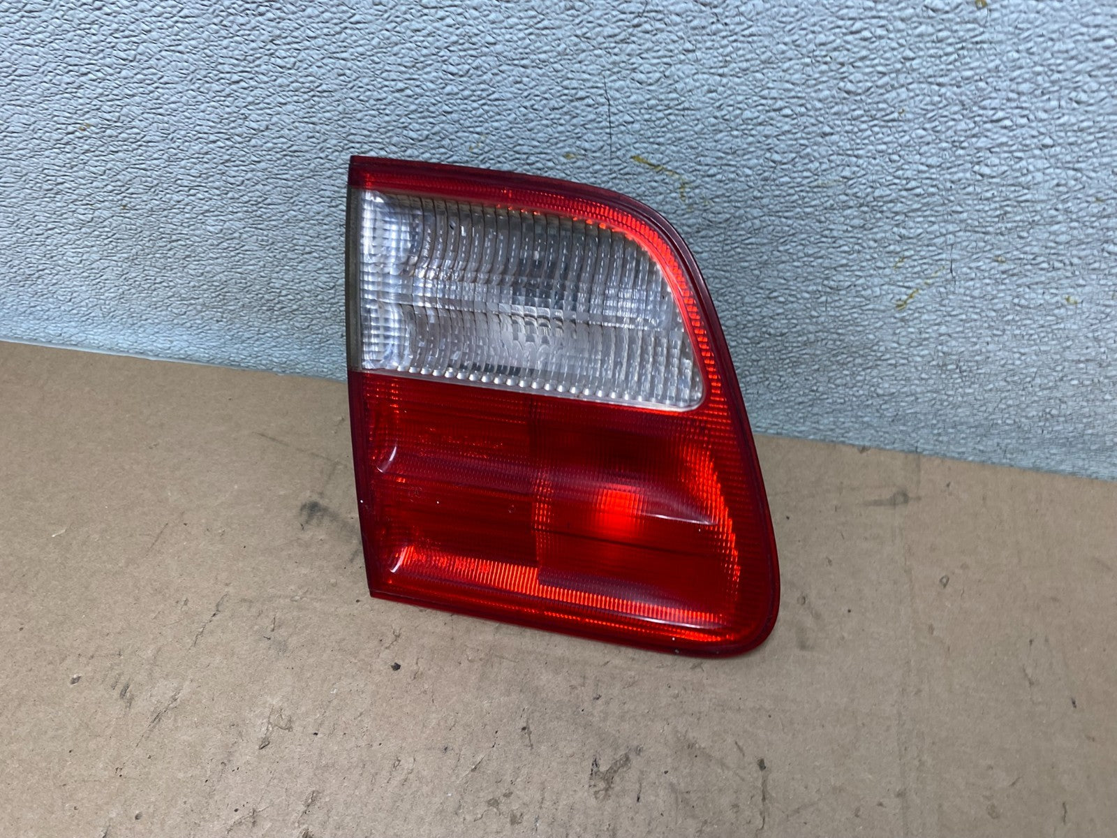 2000-2003 Mercedes-Benz E-Class E320 Wagon Left Driver Inner Tail Light S3900 DW1